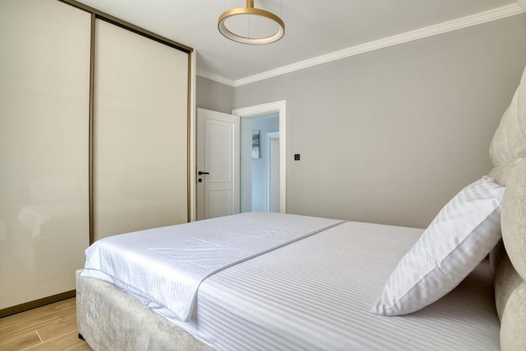 Luxury and Romantic Complex - Private Teracce & Parking - 7min from Beach