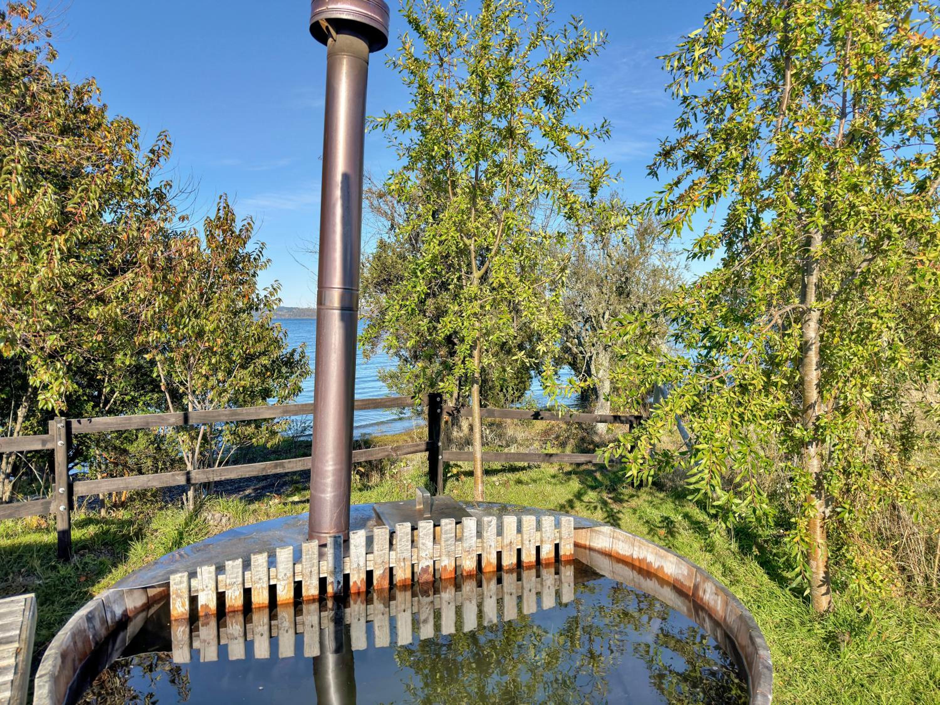 Orilla de Lago con Hot Tub, parrilla y vistas