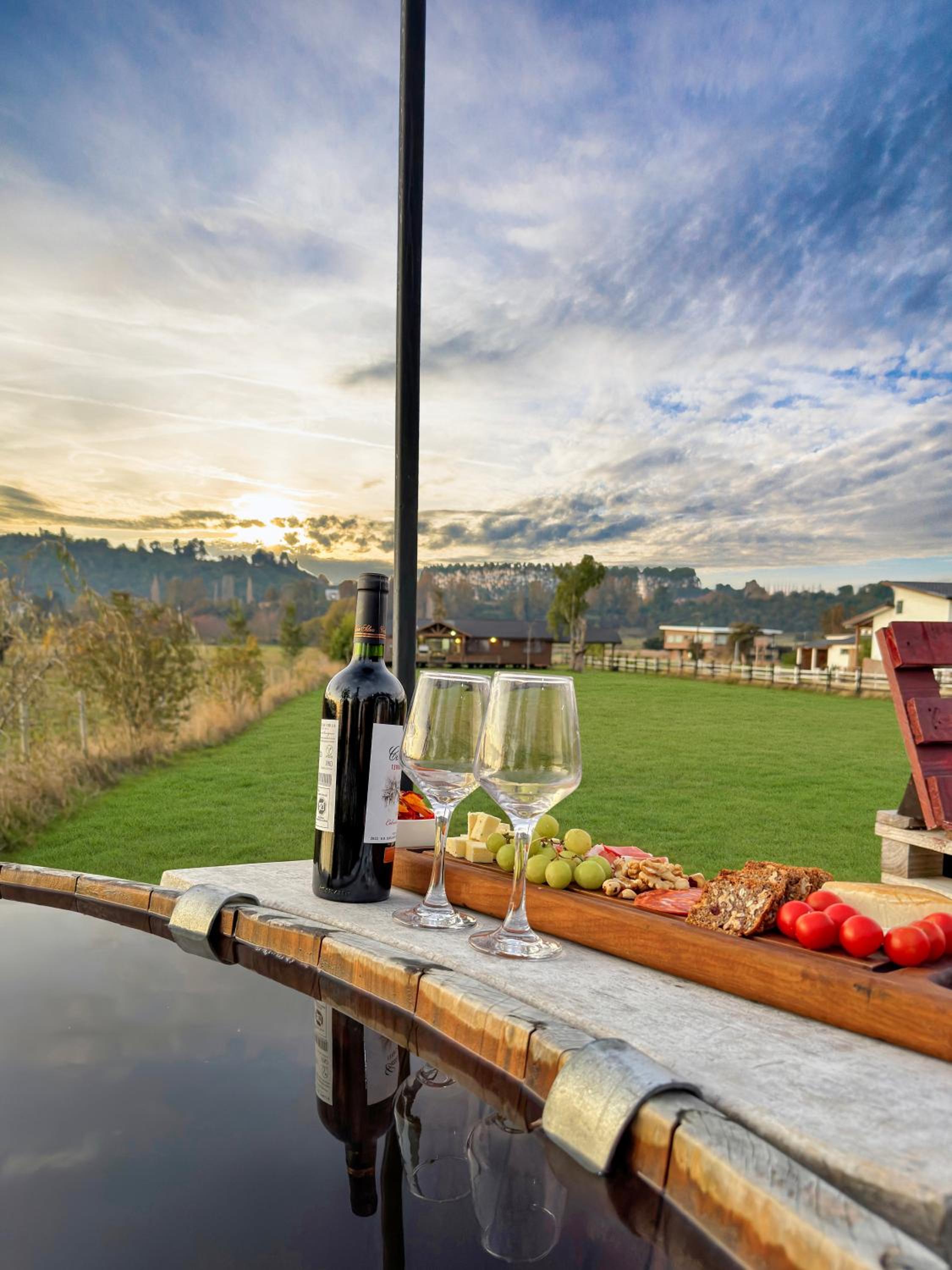 Orilla de Lago con Hot Tub, parrilla y vistas
