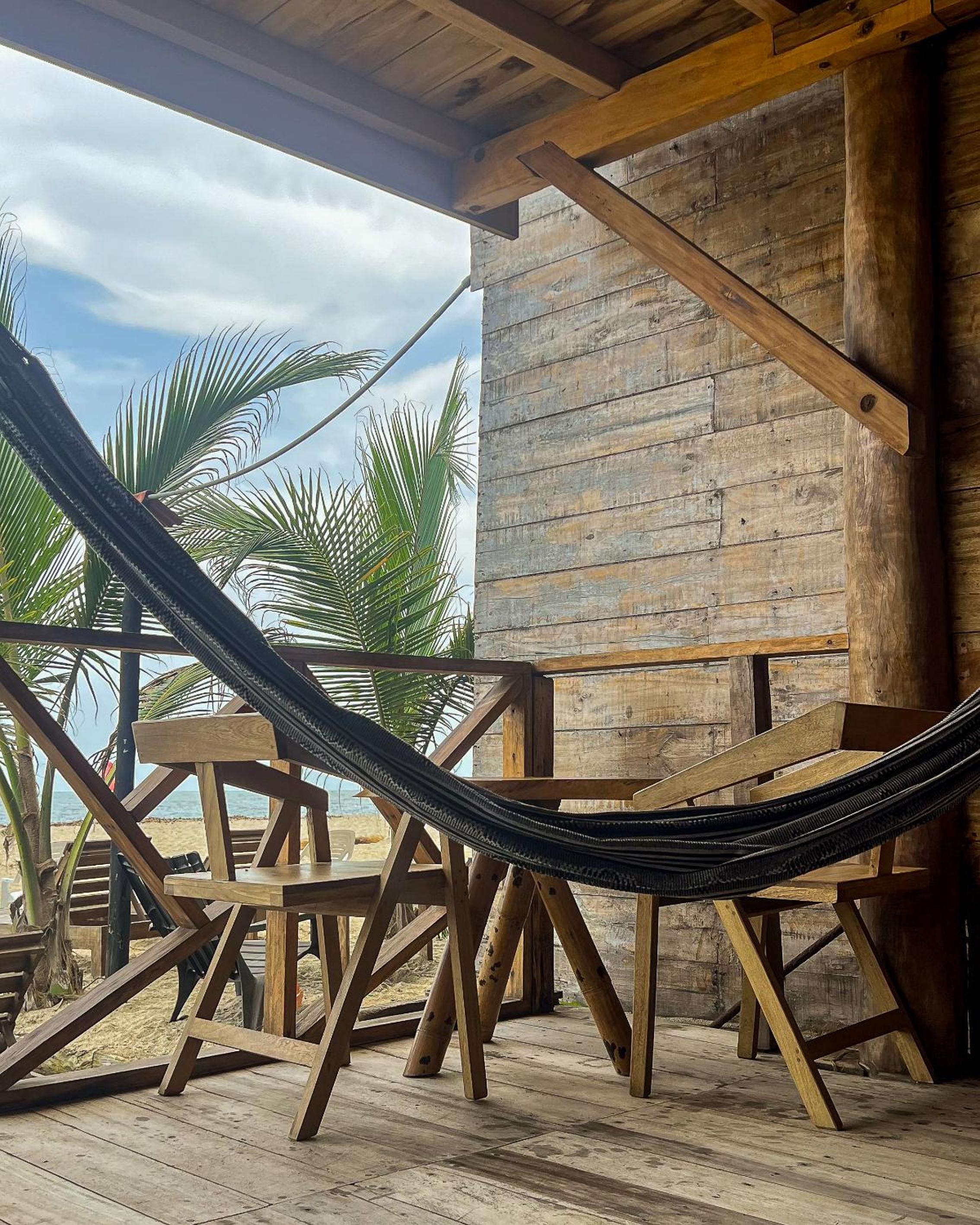 Hostal MOCAMBO BEACH
