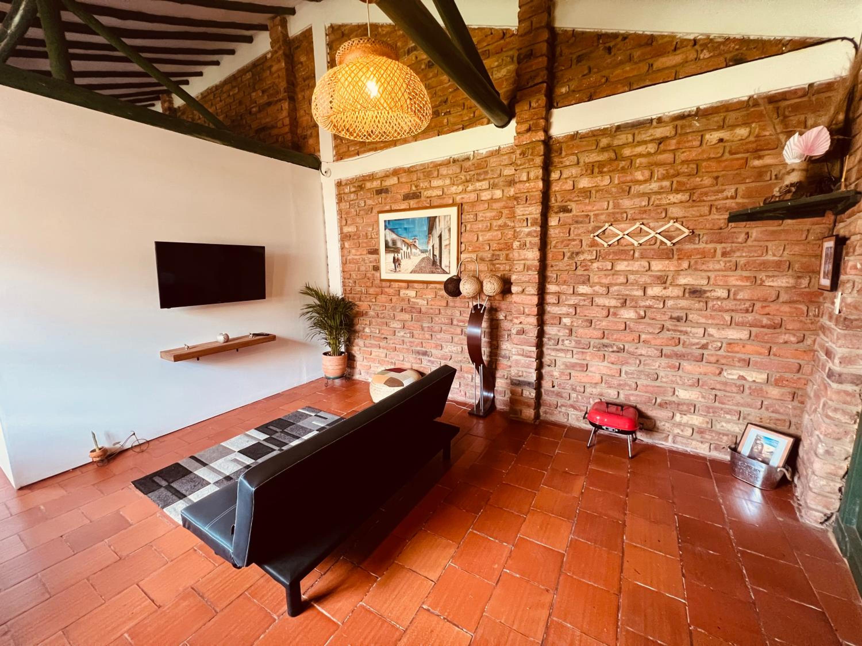 Casa familiar - Cerca a la Plaza - Amplio Jardín