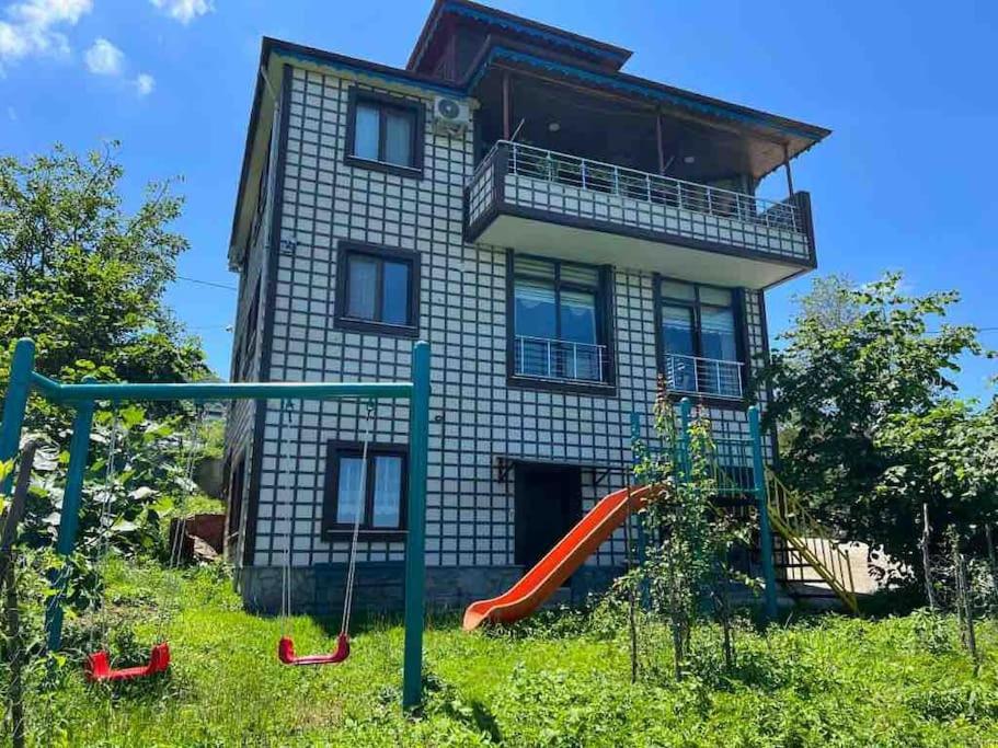 Trabzon Araklı'da Deniz Manzaralı Müstakil Villa