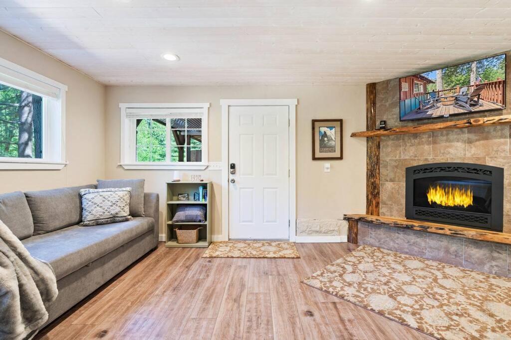 Lewis Creek cabin near Yosemite king beds view 4