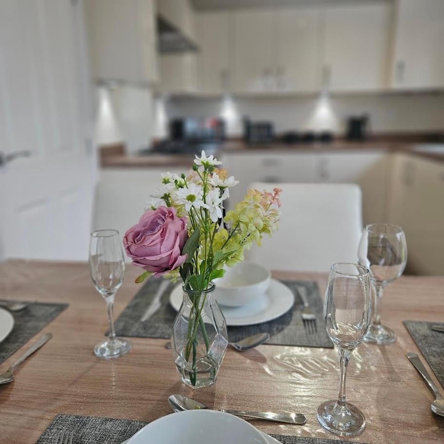 Modern Comfy 3 Bed Home - Free 2 space driveway - Free road parking - Free Netflix view 5
