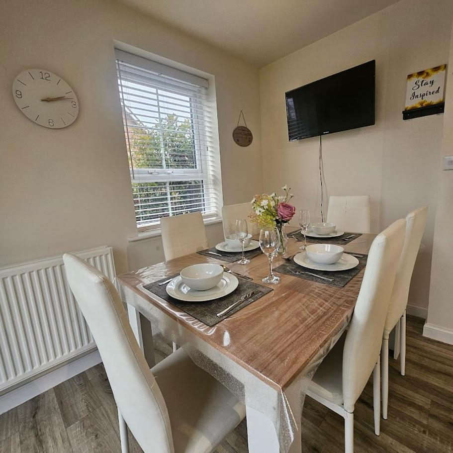 Modern Comfy 3 Bed Home - Free 2 space driveway - Free road parking - Free Netflix view 4