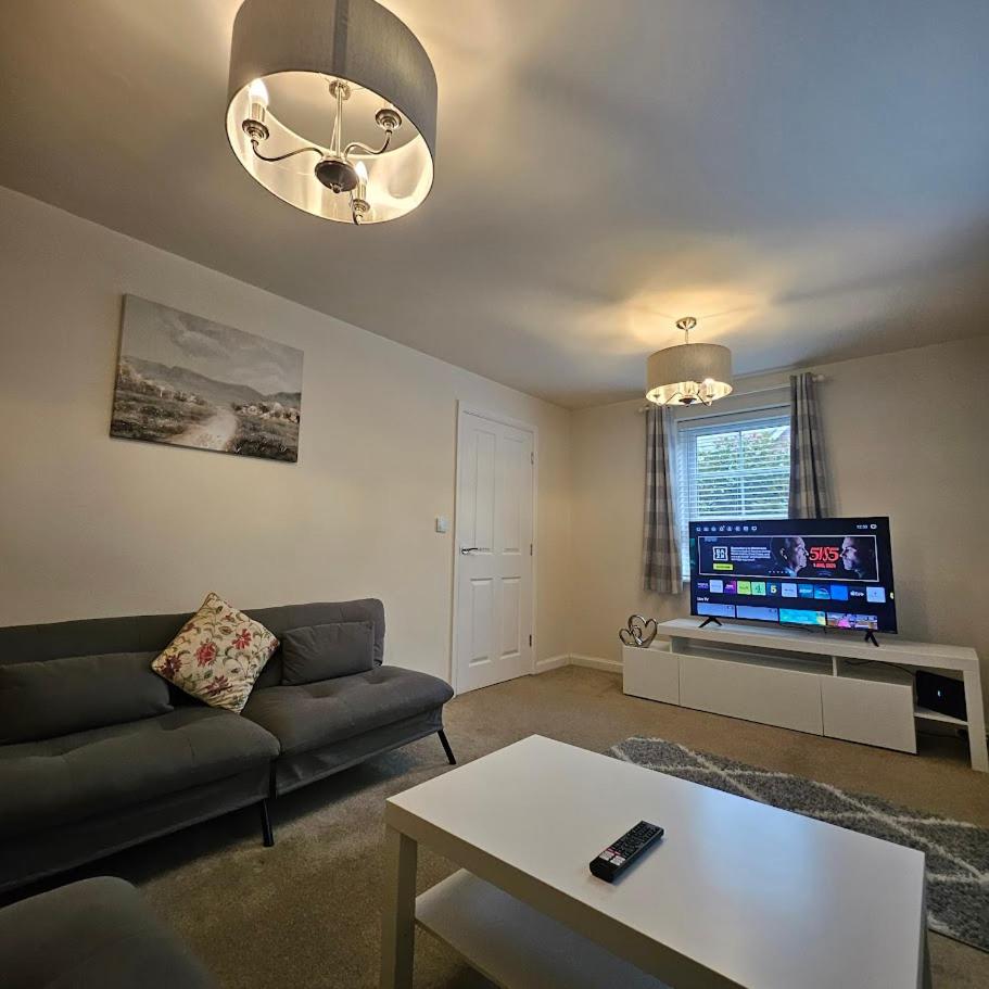 Modern Comfy 3 Bed Home - Free 2 space driveway - Free road parking - Free Netflix view 2