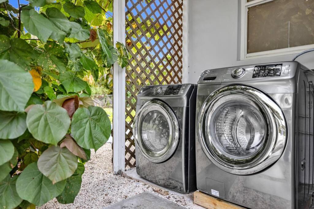 Sunny Miami Stay - Pool - BBQ - Centrally Located