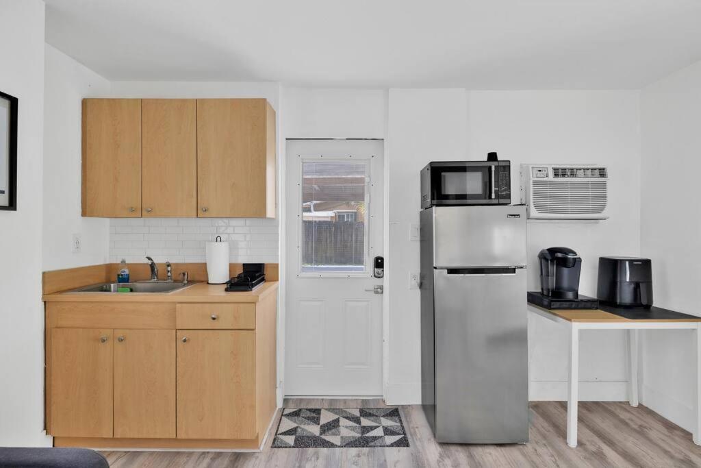 Sunny Miami Stay - Pool - BBQ - Centrally Located