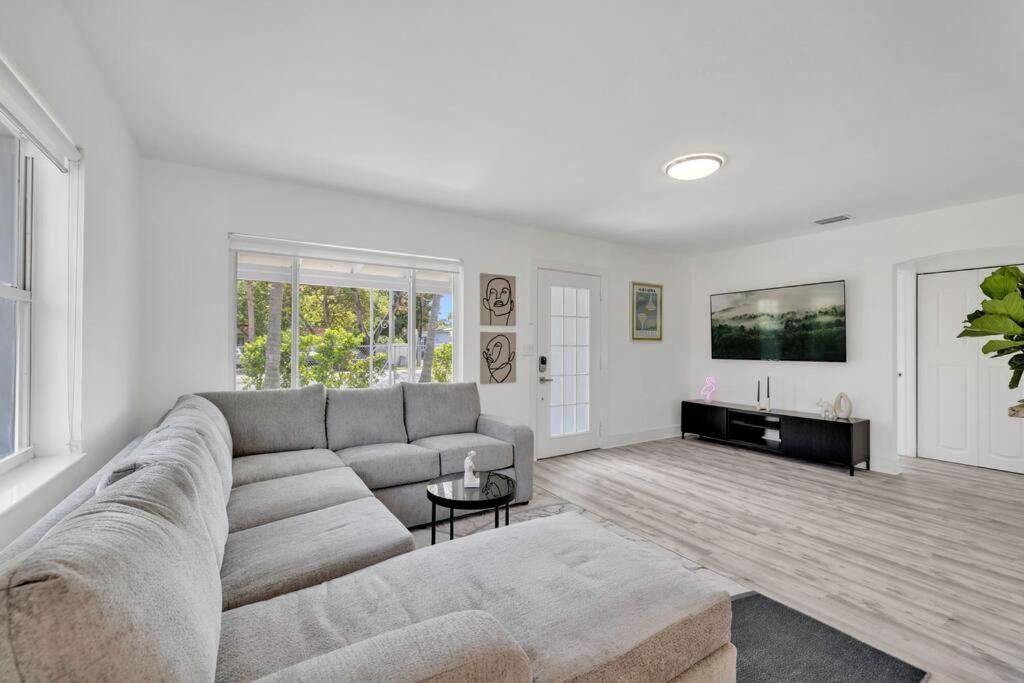 Sunny Miami Stay - Pool - BBQ - Centrally Located