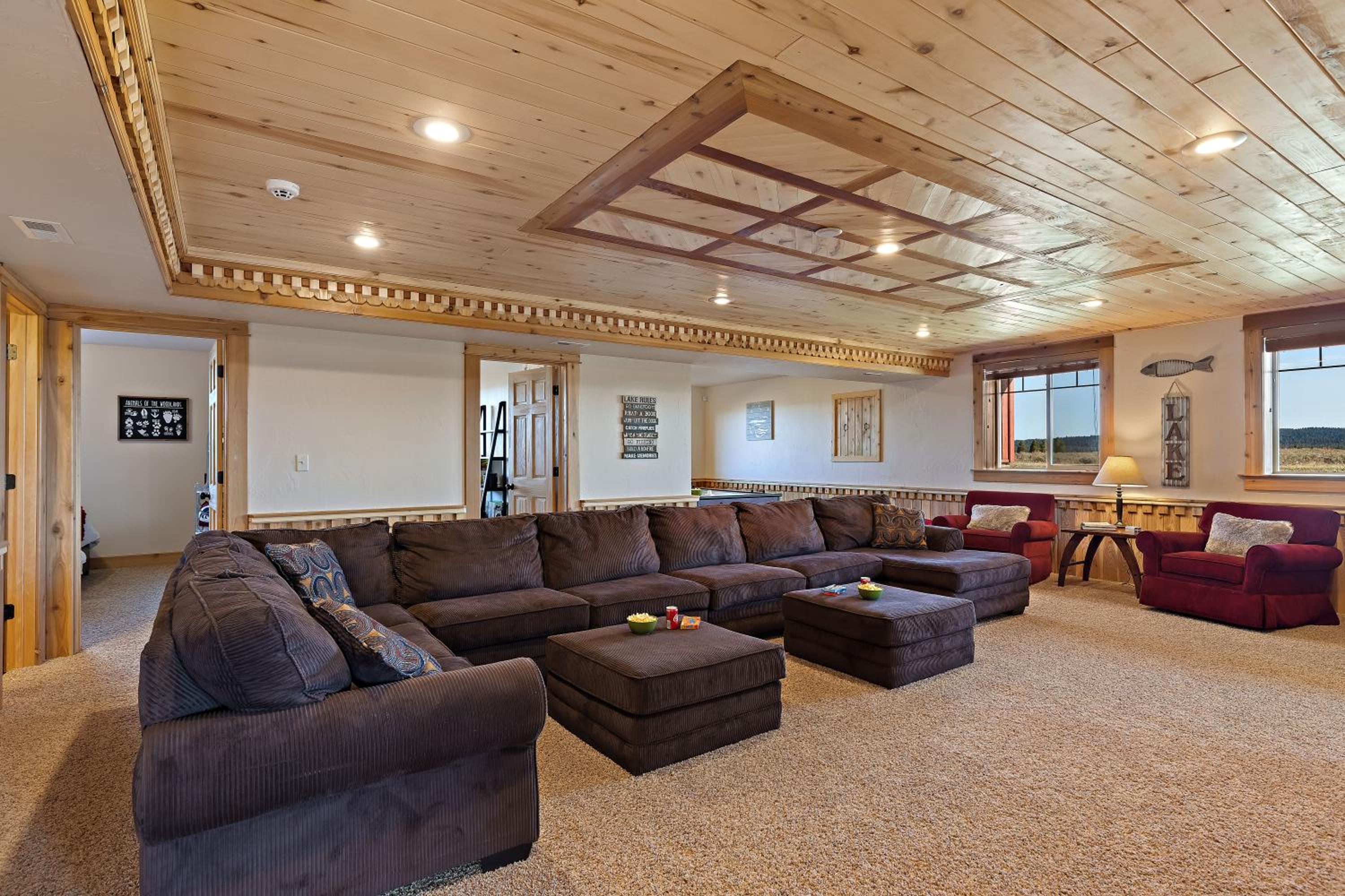 Hint of Heaven by KABINO HotTub Air Hockey Firepit Fishing Trails Yellowstone Free WiFi view 2
