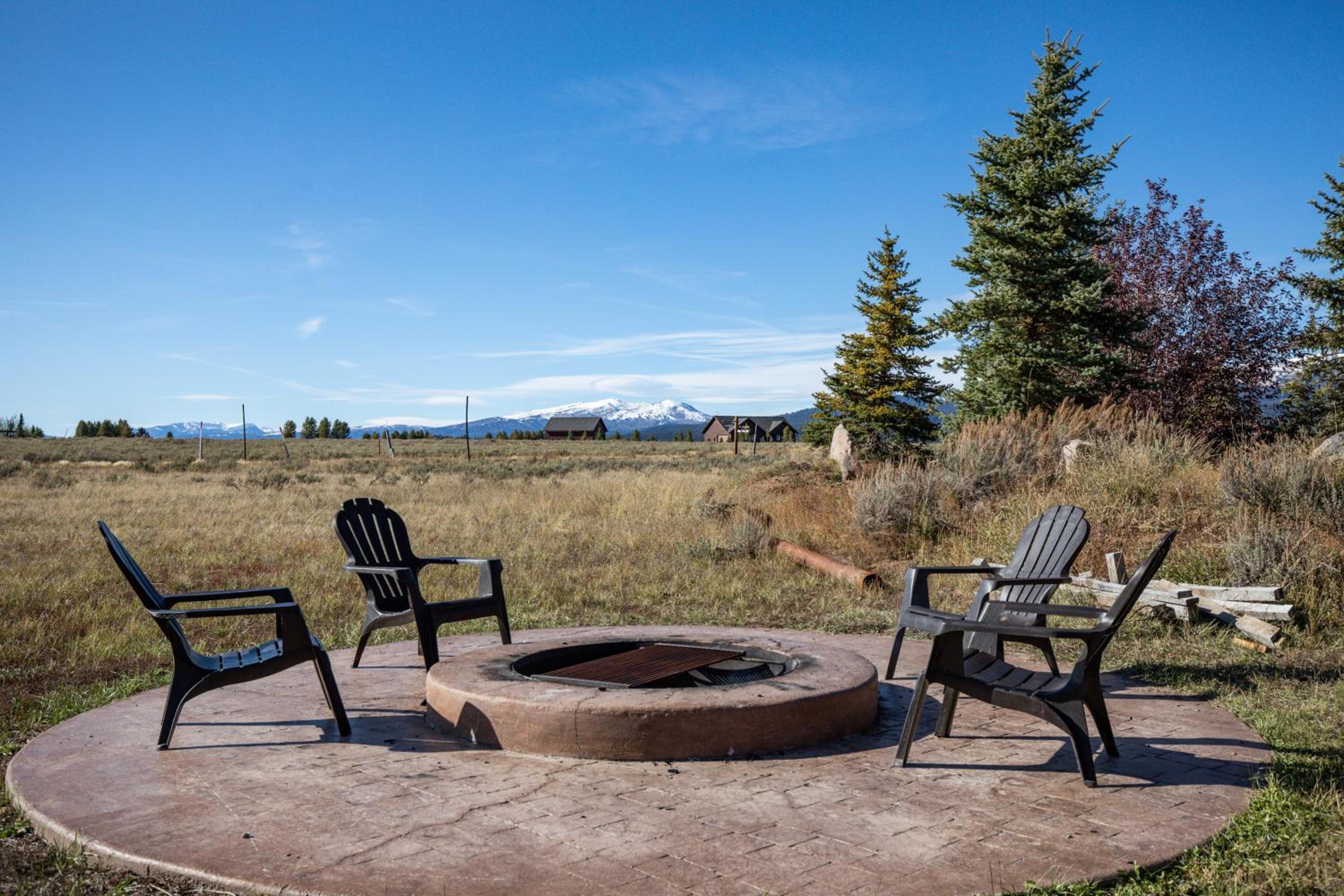Hint of Heaven by KABINO HotTub Air Hockey Firepit Fishing Trails Yellowstone Free WiFi view 3