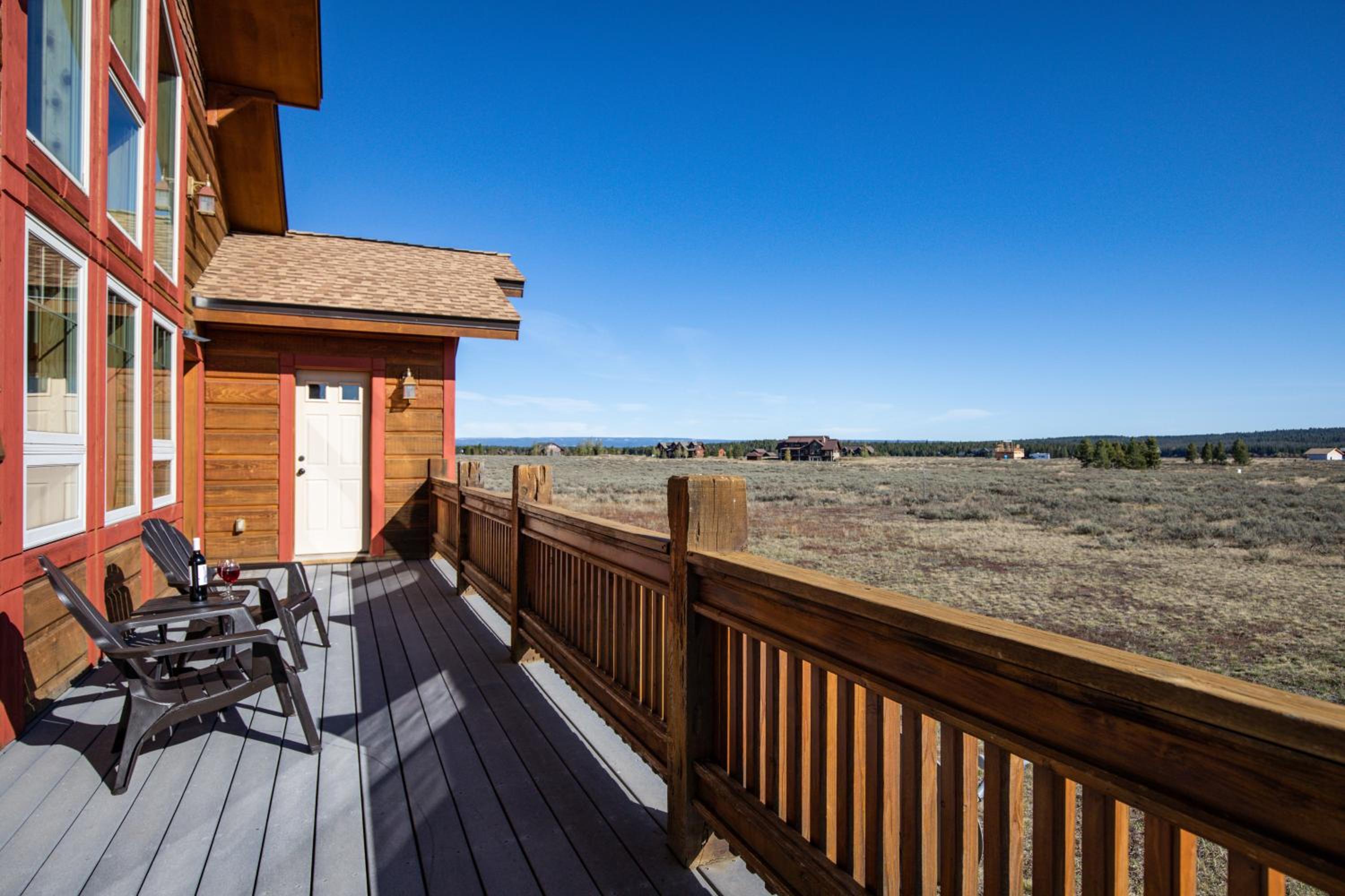 Hint of Heaven by KABINO HotTub Air Hockey Firepit Fishing Trails Yellowstone Free WiFi view 4