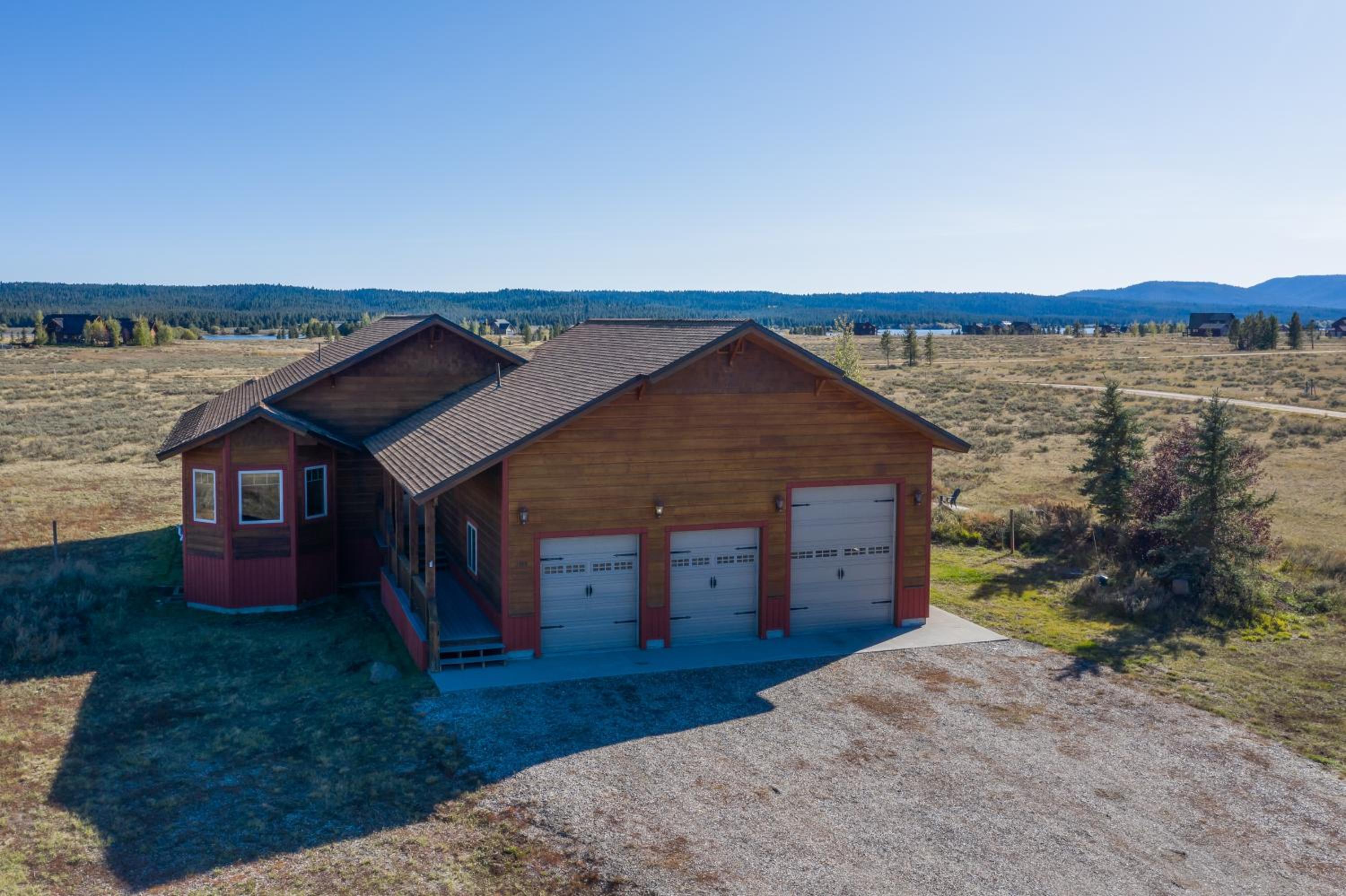 Hint of Heaven by KABINO HotTub Air Hockey Firepit Fishing Trails Yellowstone Free WiFi view 5