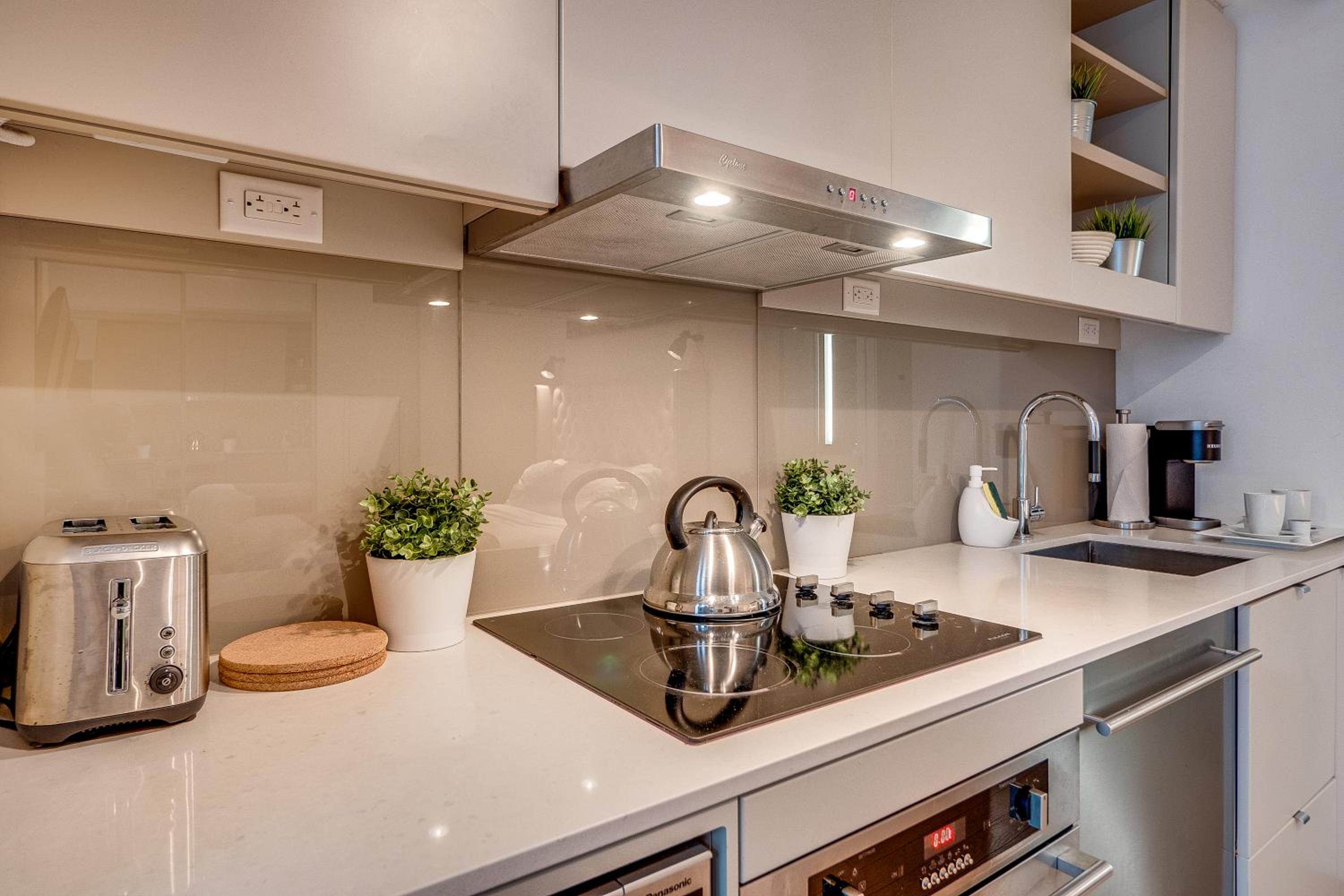Modern Suite on Peter St - City View