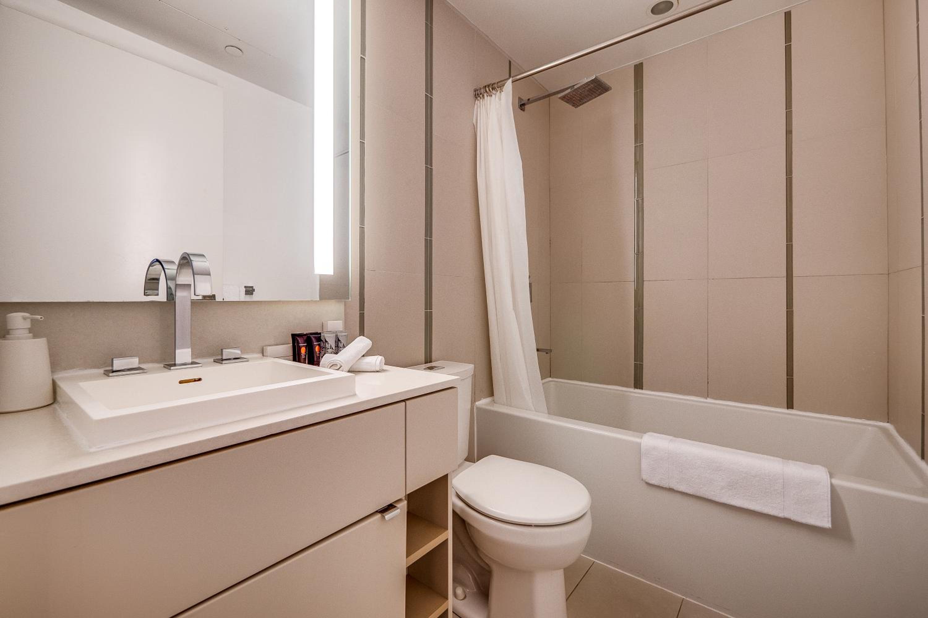Modern Suite on Peter St - City View