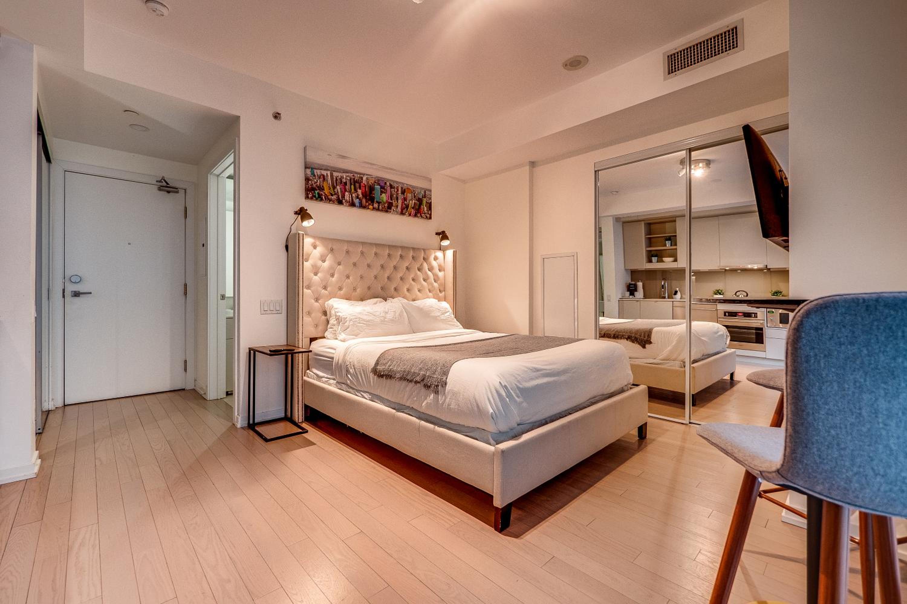Modern Suite on Peter St - City View