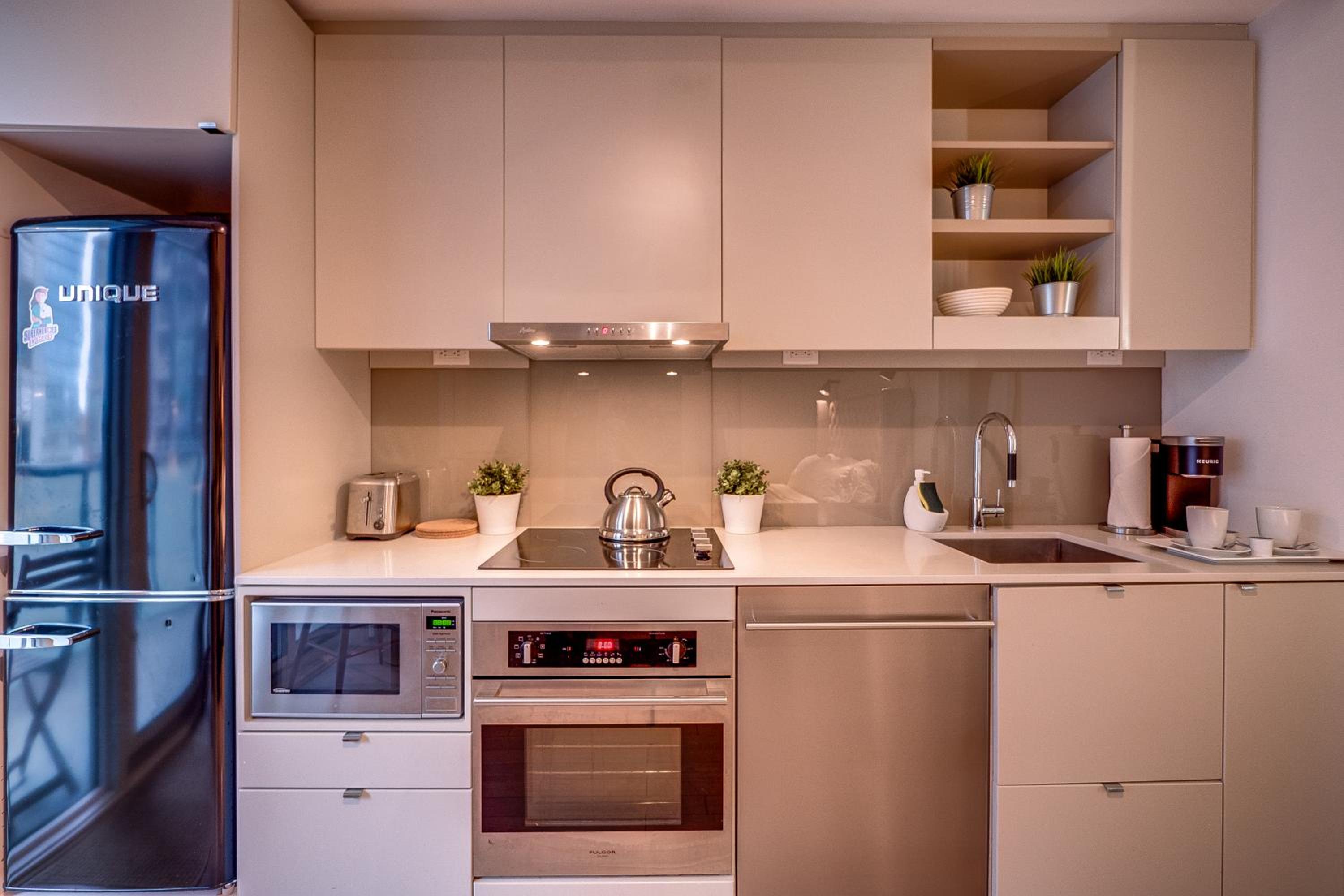 Modern Suite on Peter St - City View