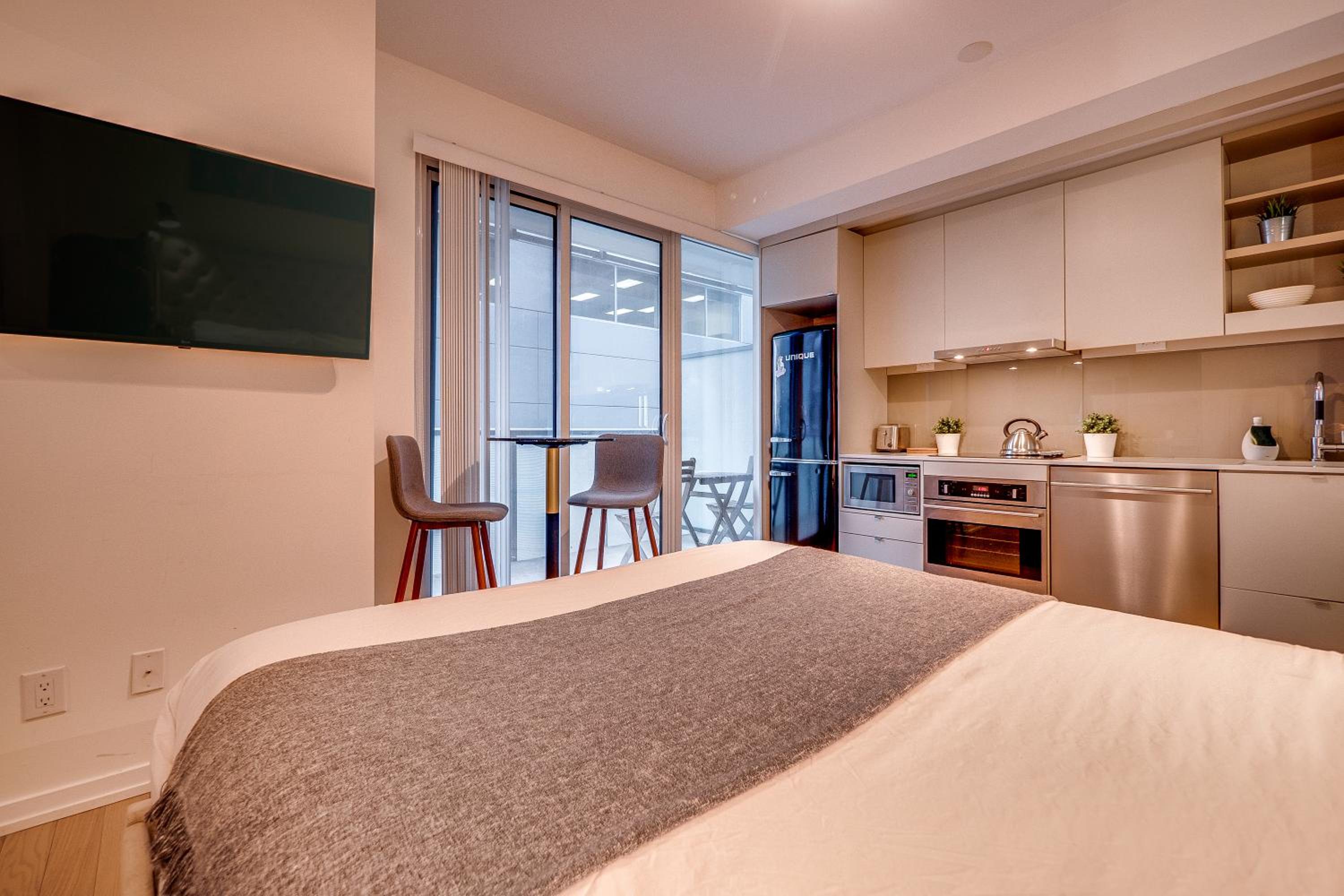 Modern Suite on Peter St - City View