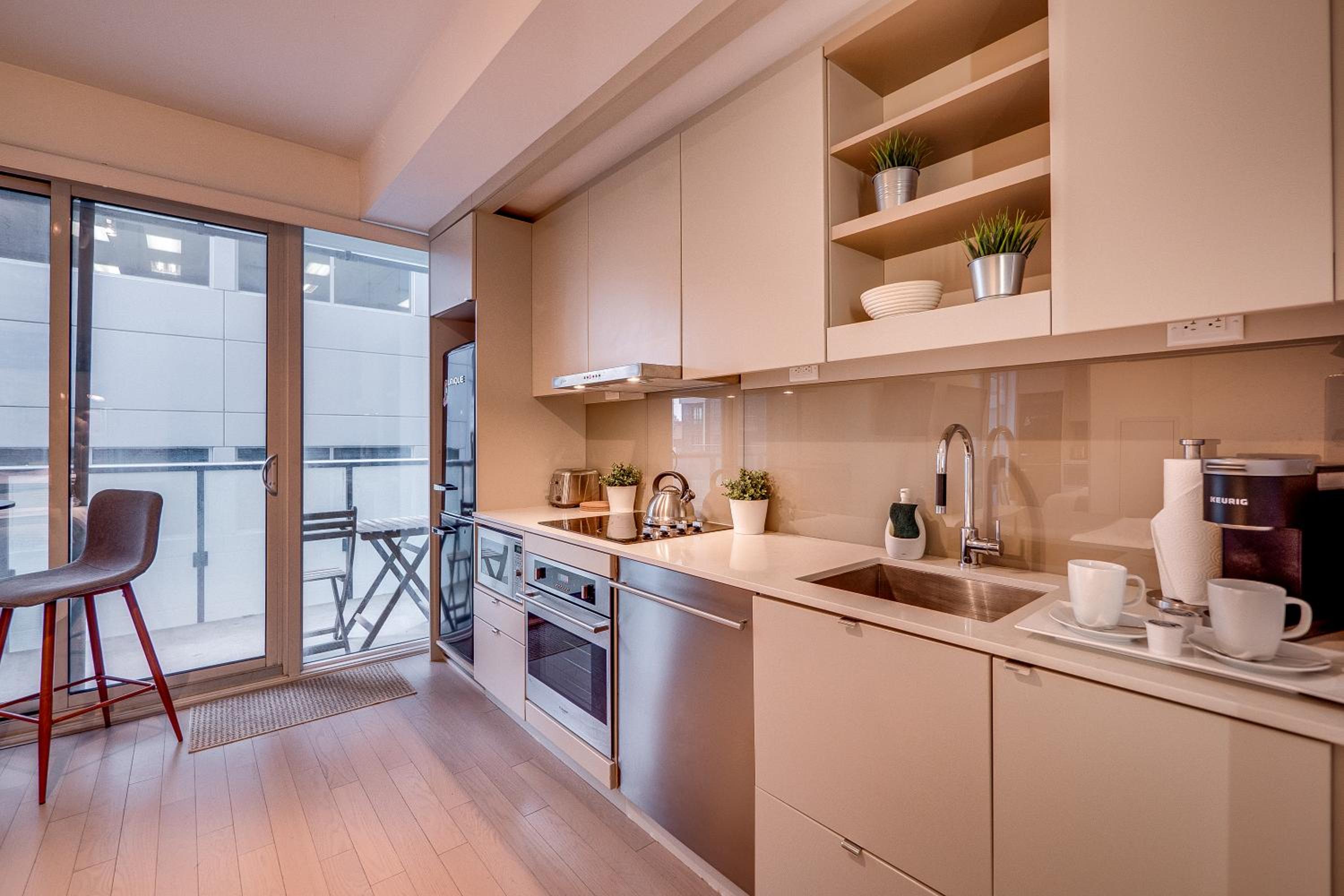 Modern Suite on Peter St - City View
