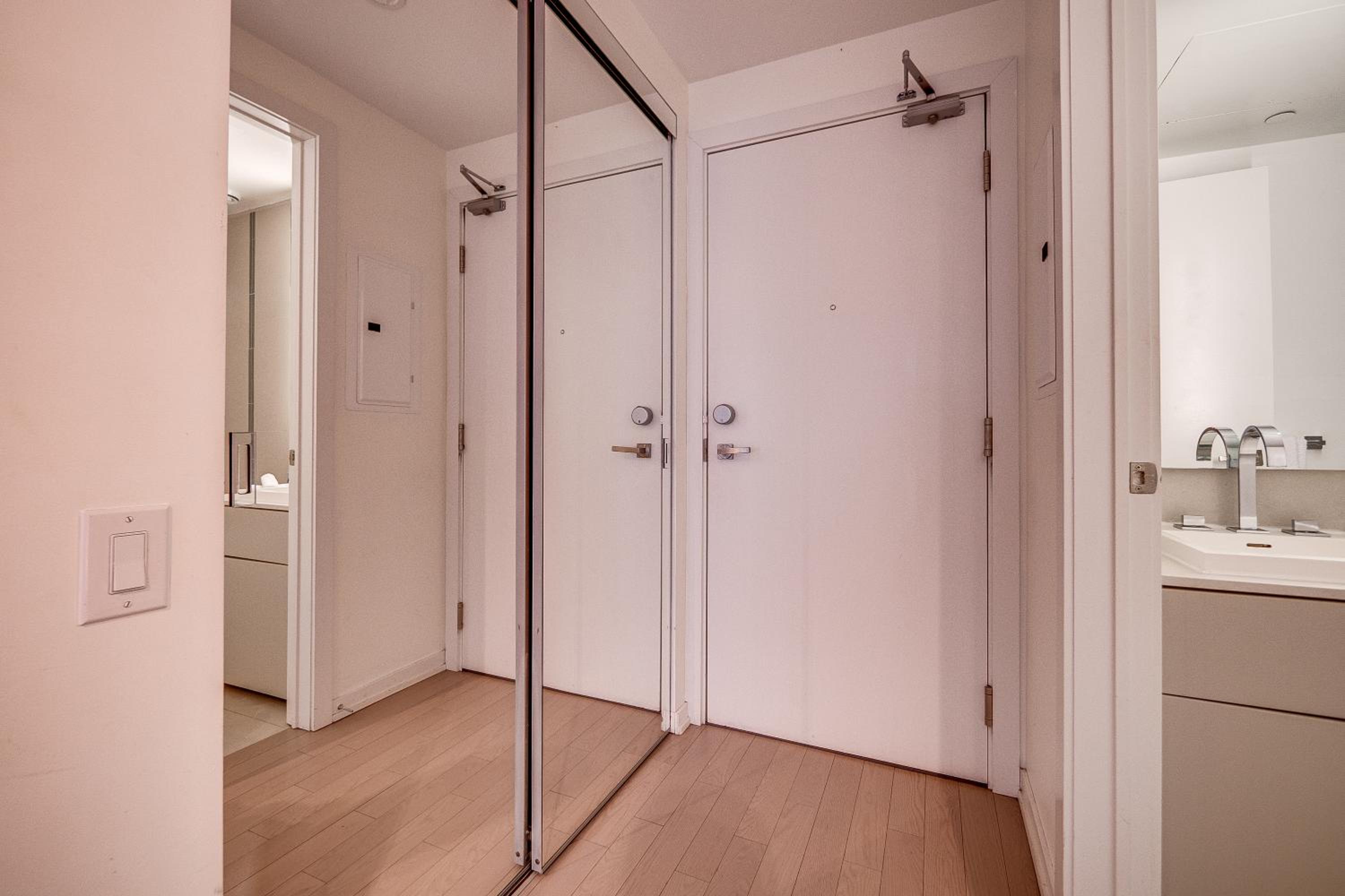 Modern Suite on Peter St - City View