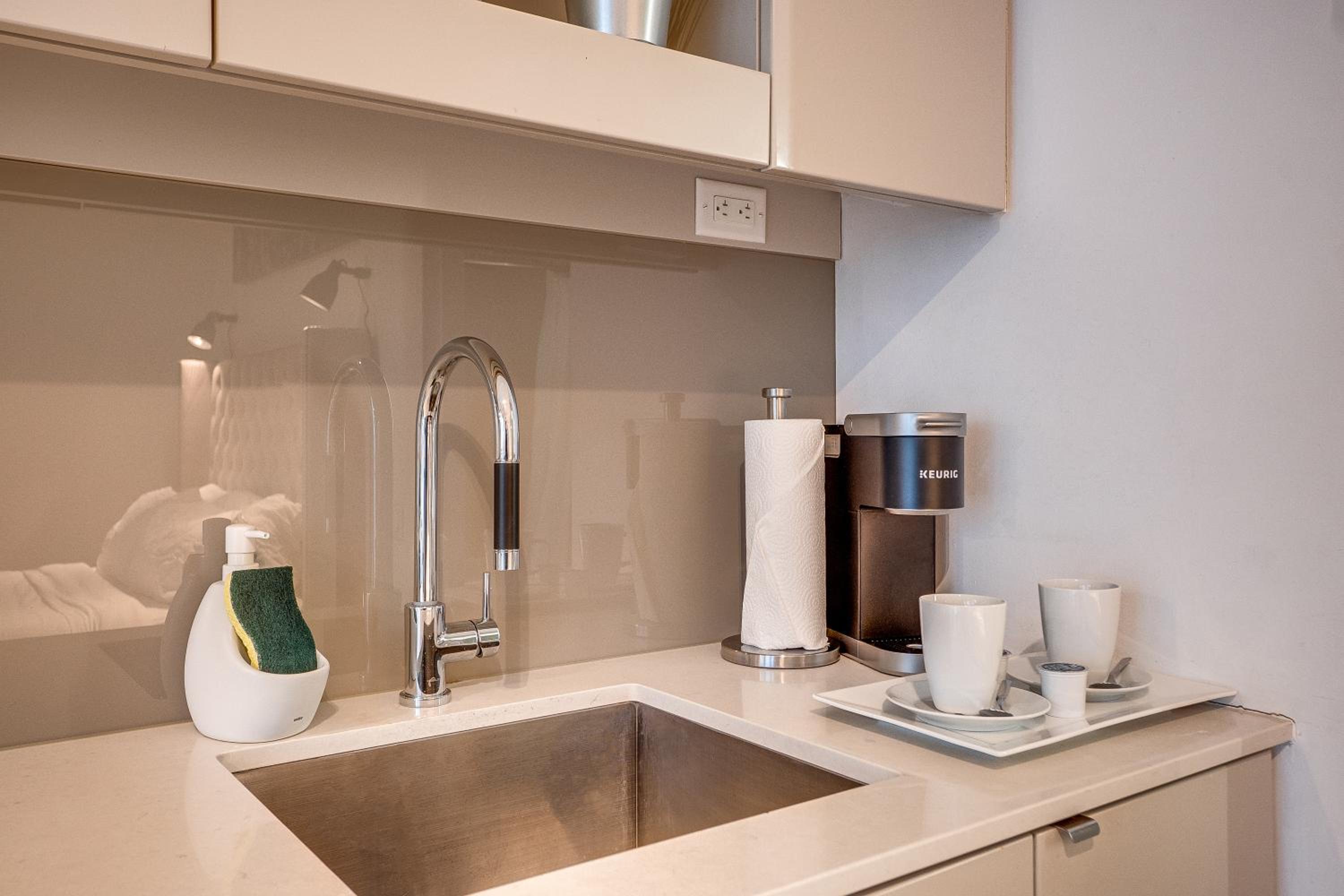 Modern Suite on Peter St - City View