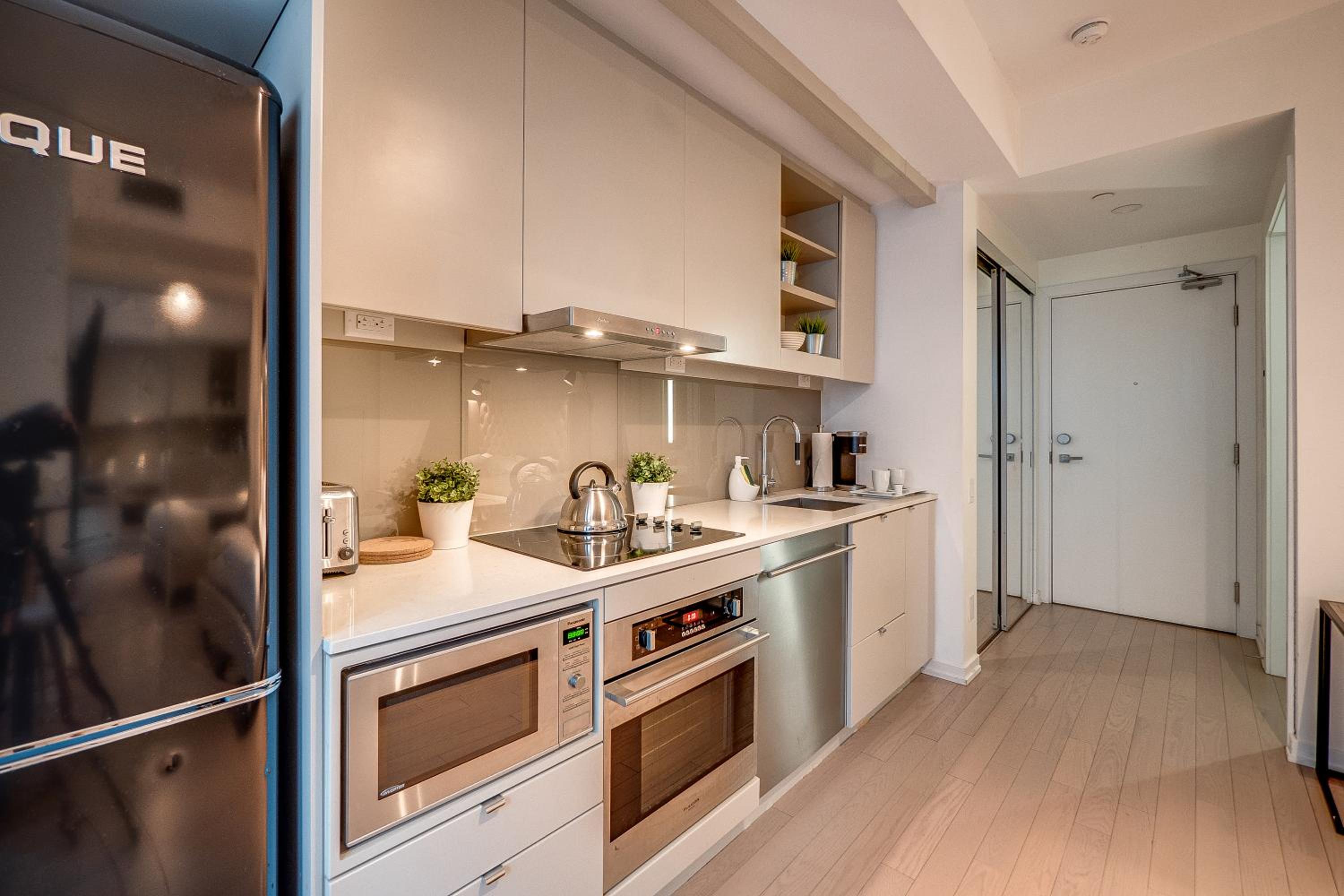 Modern Suite on Peter St - City View