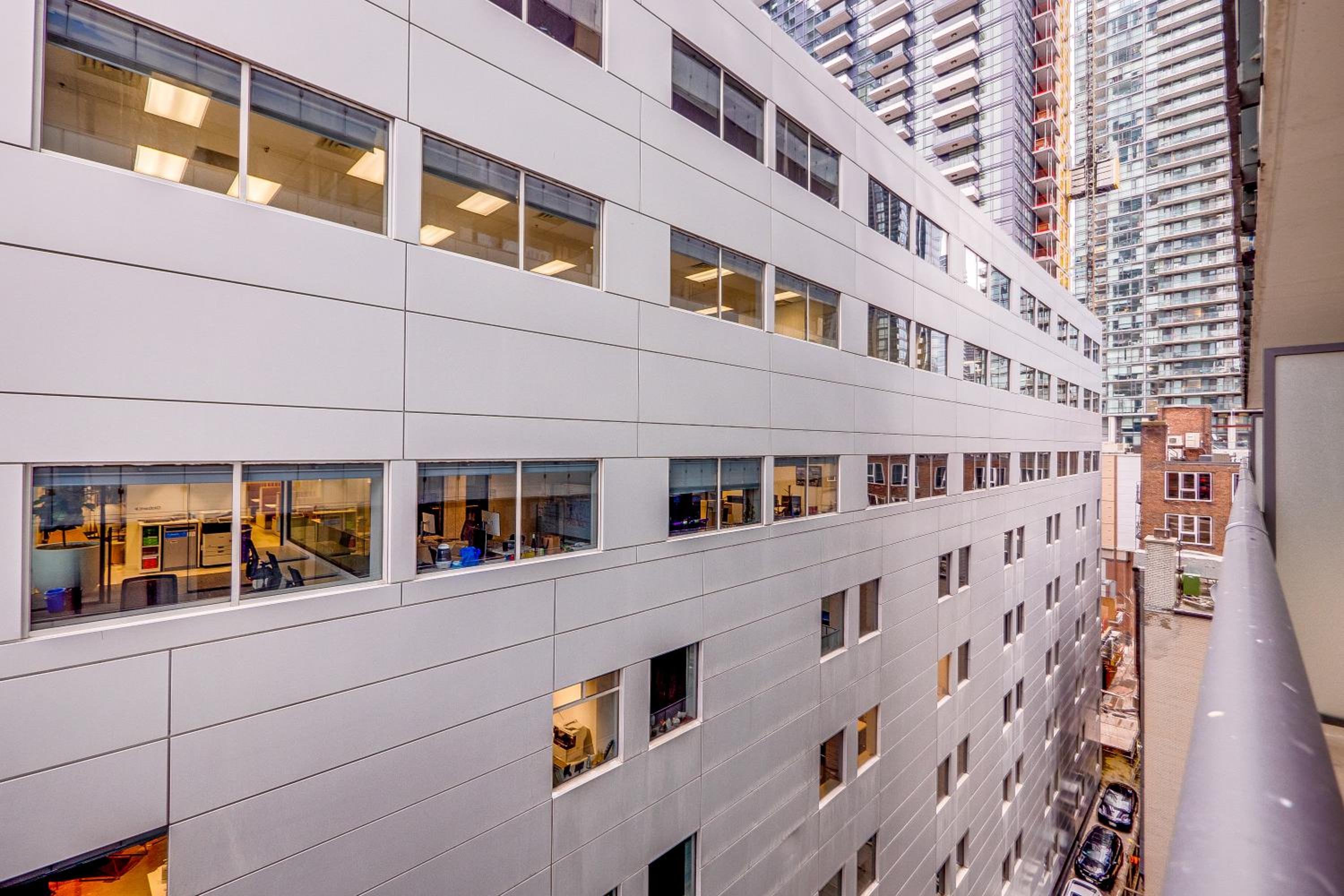 Modern Suite on Peter St - City View