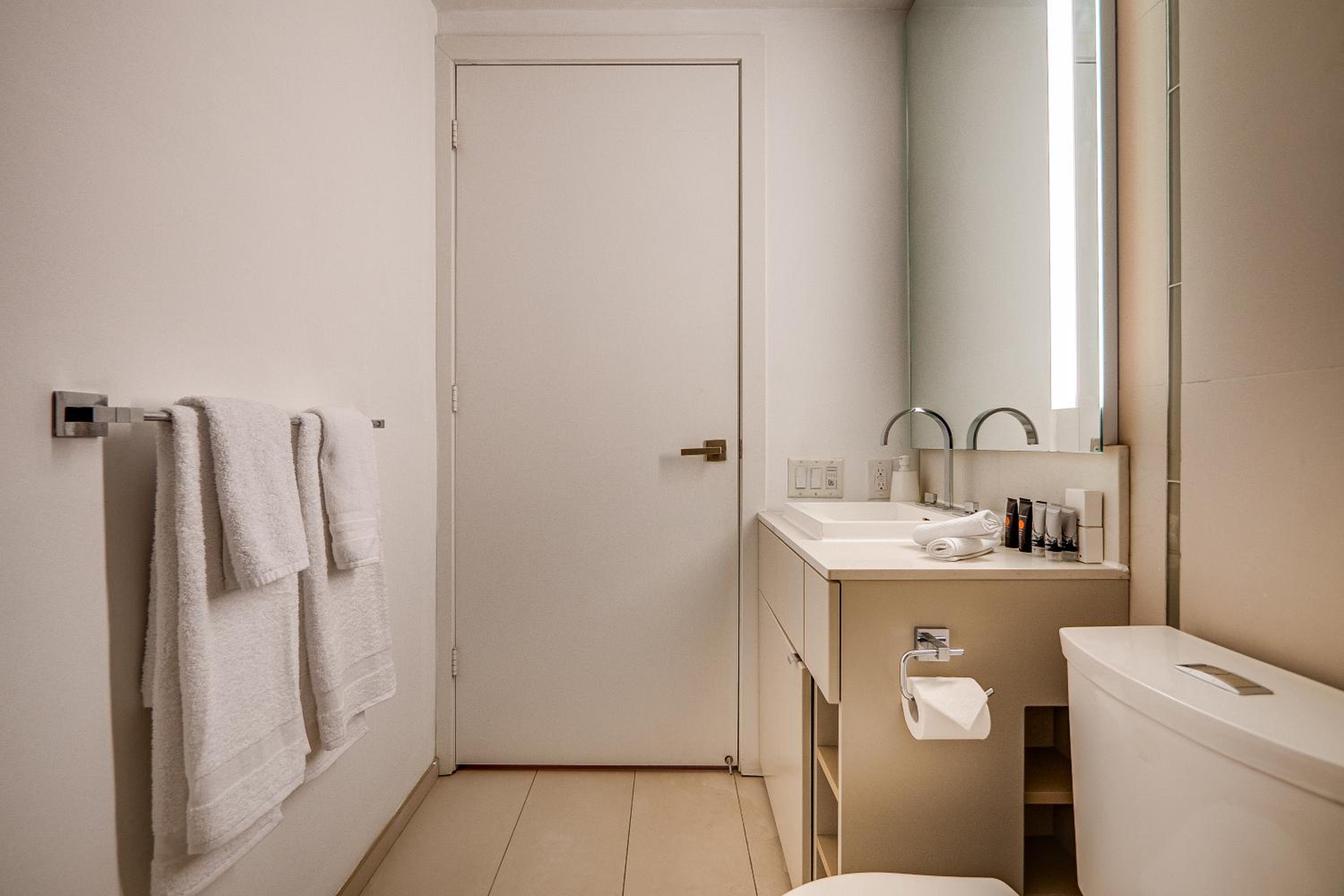 Modern Suite on Peter St - City View