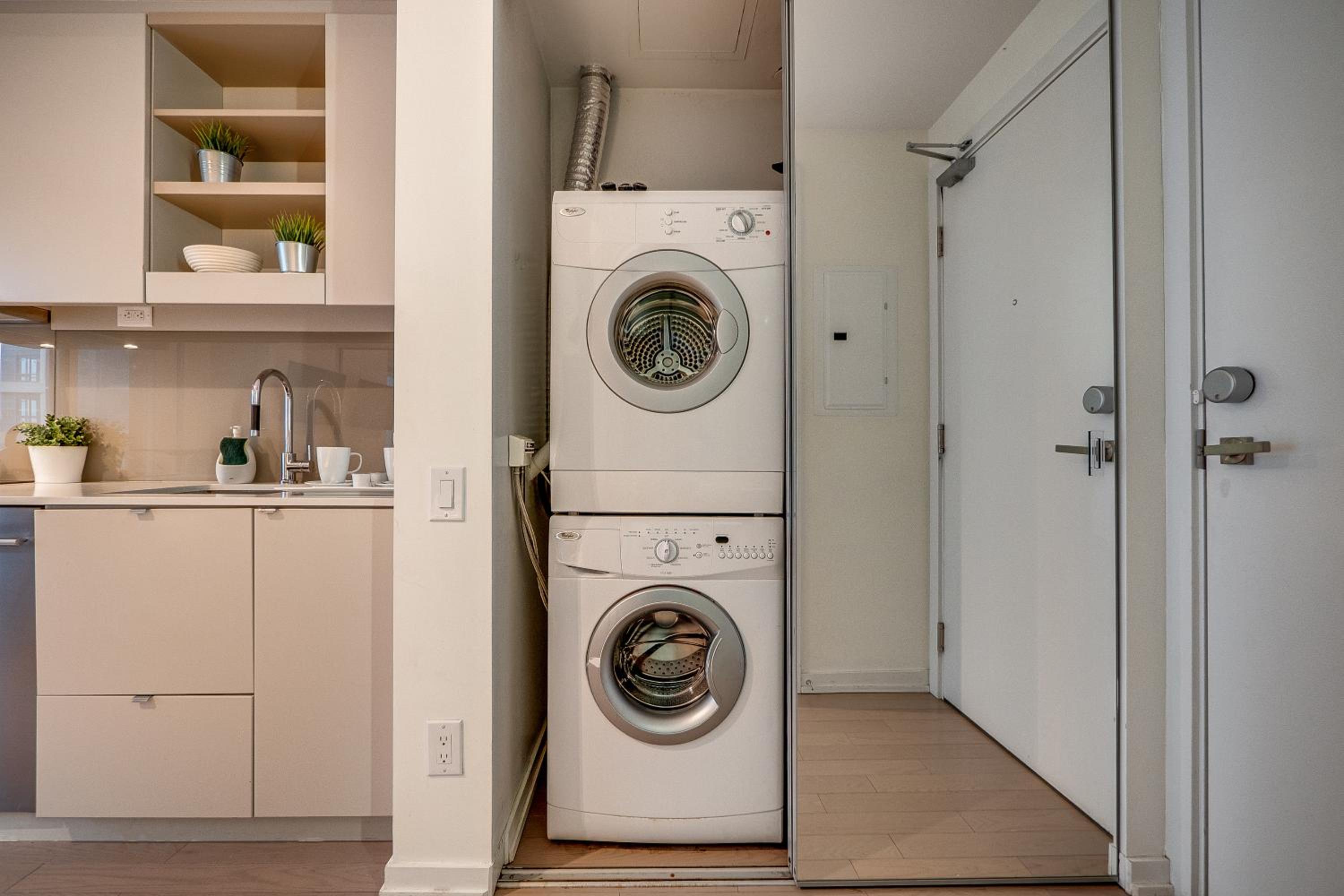 Modern Suite on Peter St - City View