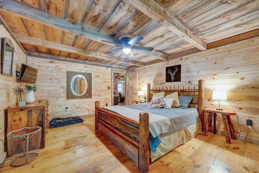 Bear Den Bungalow with Hot Tub Near Blue Ridge and Ellijay view 4