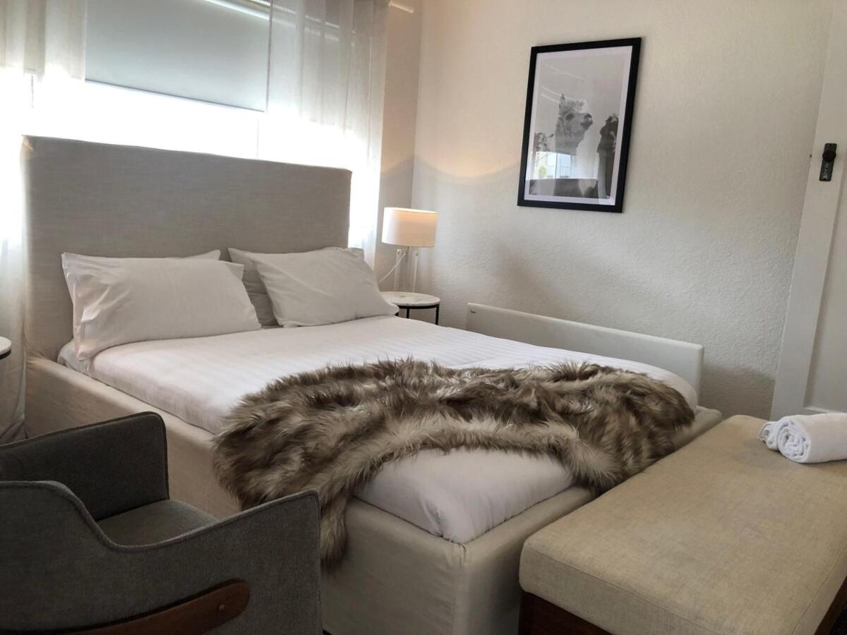 1 Bedroom Art Deco Apt With Study
