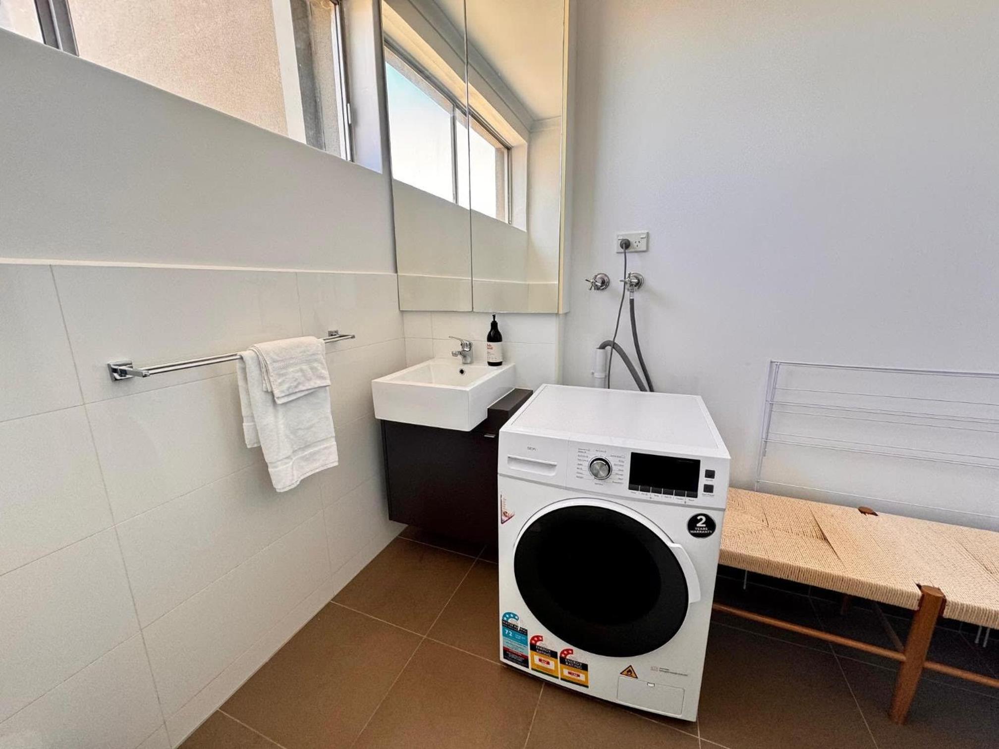 Windsor Prahran Sunny Spacious 1 Bed with Sunroom