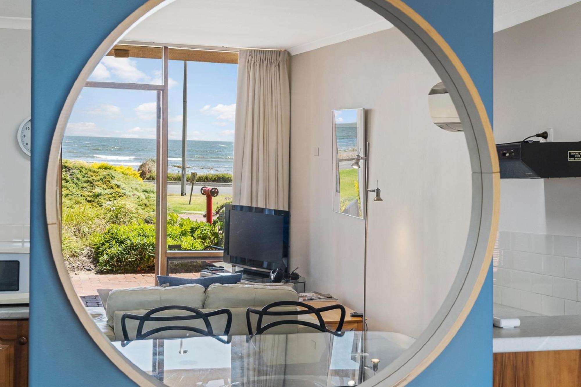 By The Sea Beachfront Apartment Wifi