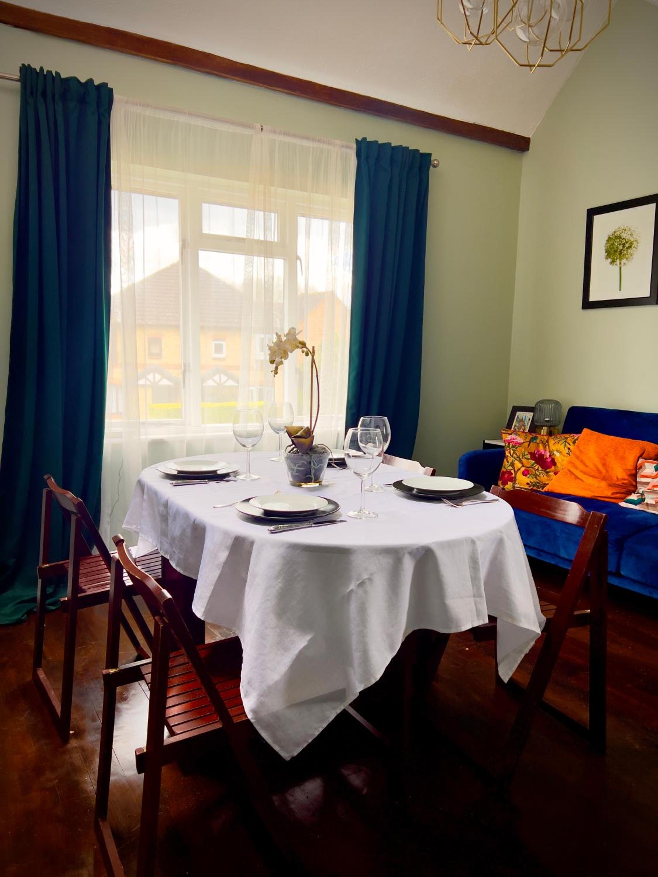 Beautiful apartment in Guildford with parking view 3