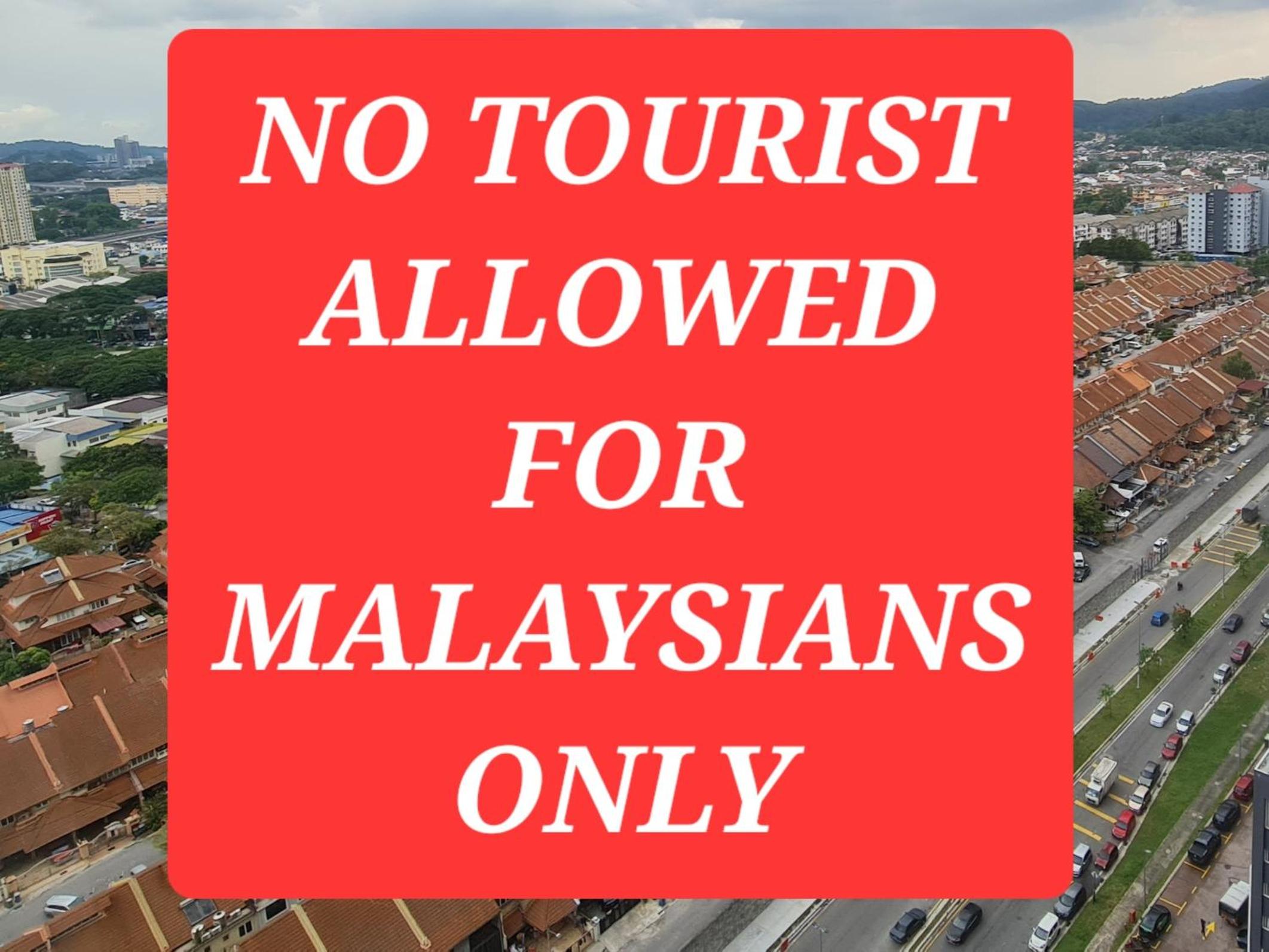 NO TOURIST 4th floor NO LIFT Comfortable 3 Room 6pax Bkt Jalil 1 free parking view 2