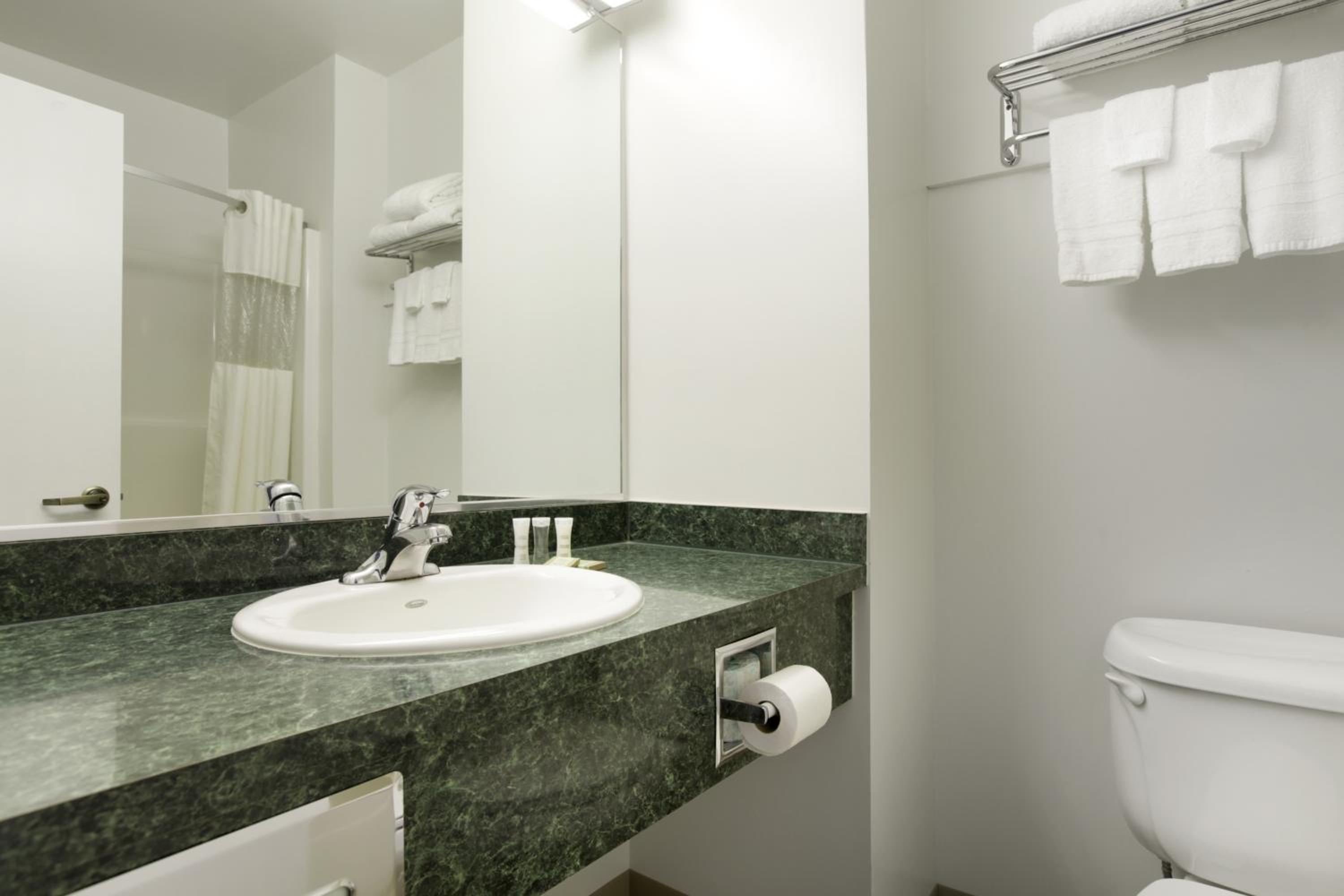 Super 8 by Wyndham Central Pt Medford - Property Image 3