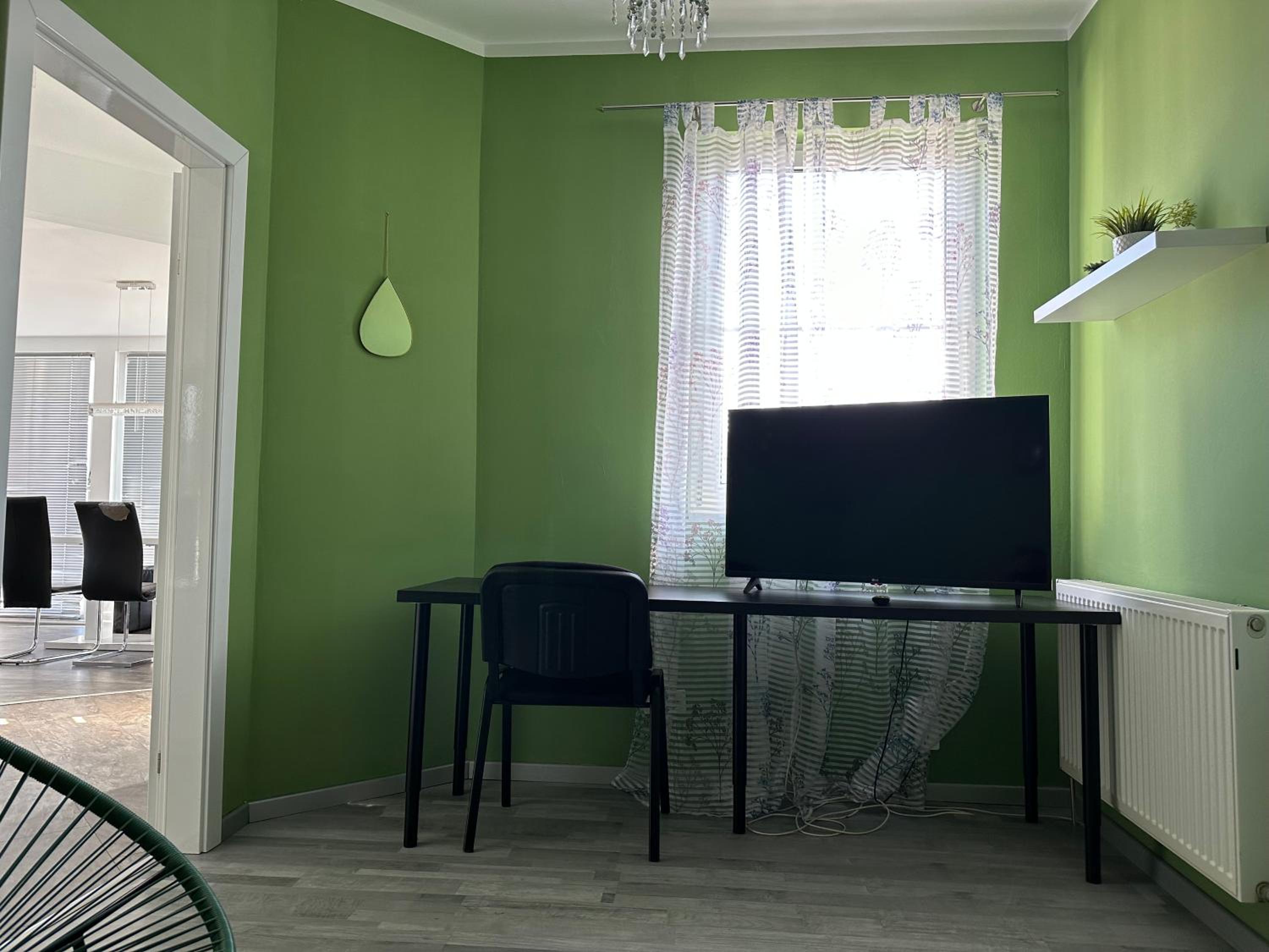 Cozy Apartment next Outlet Center & Airport with Pool & Garden