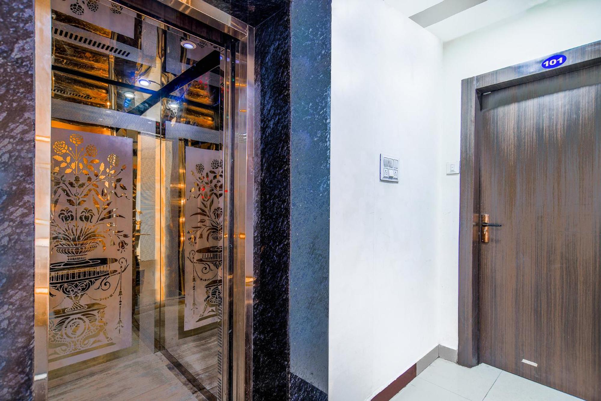 Lobby & Reception