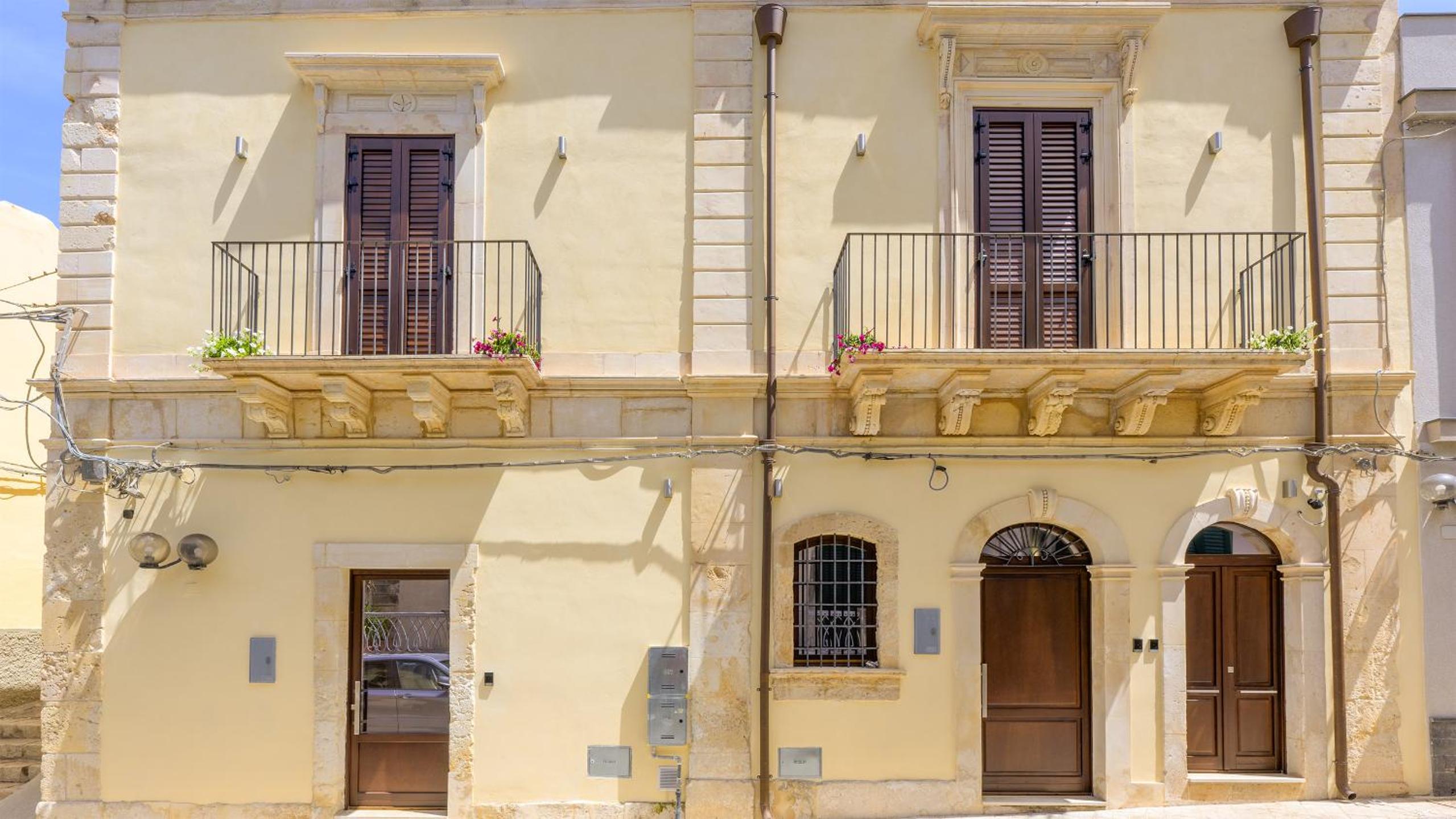 Rosa Barocca view 5