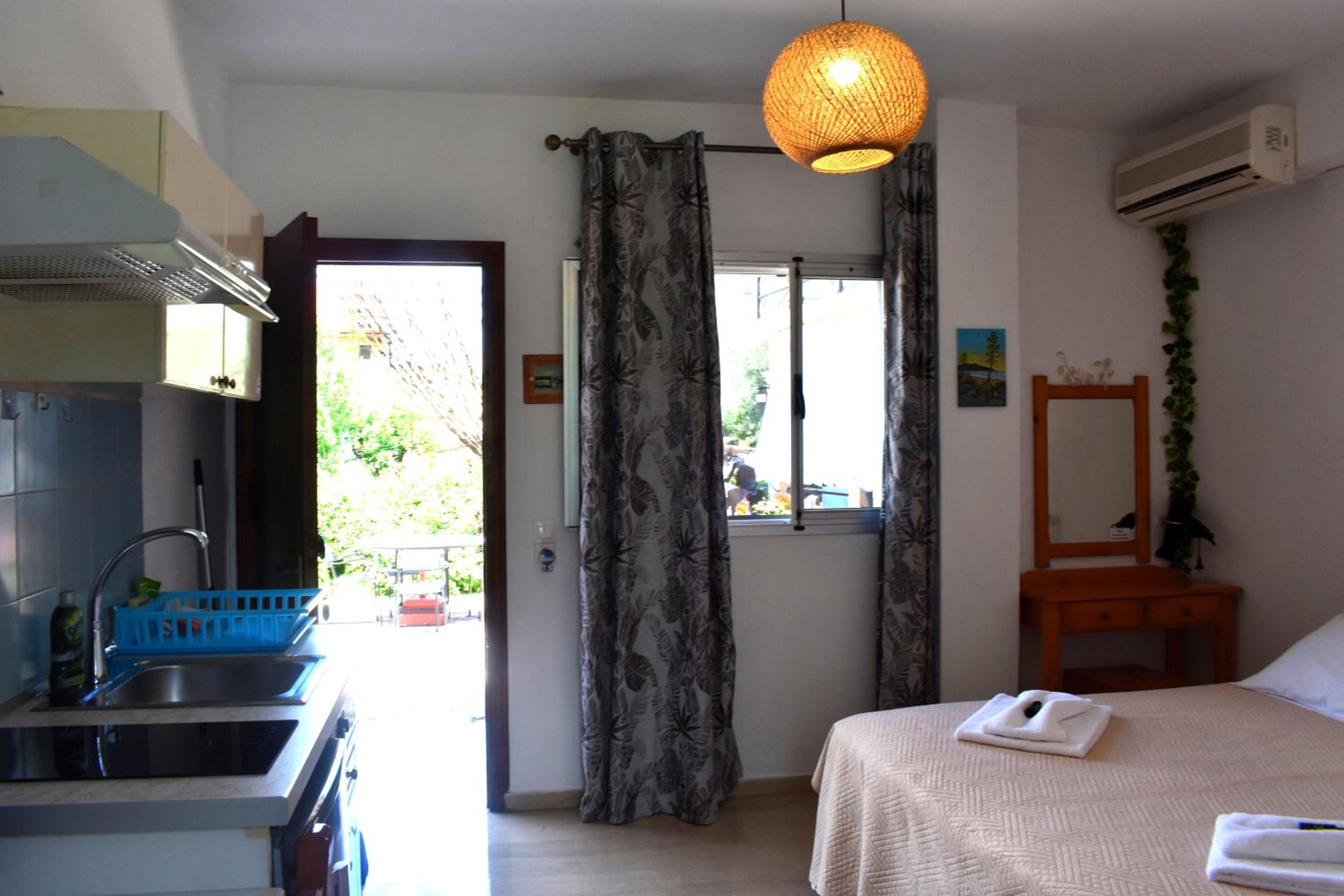 Kostas Apartments & studios