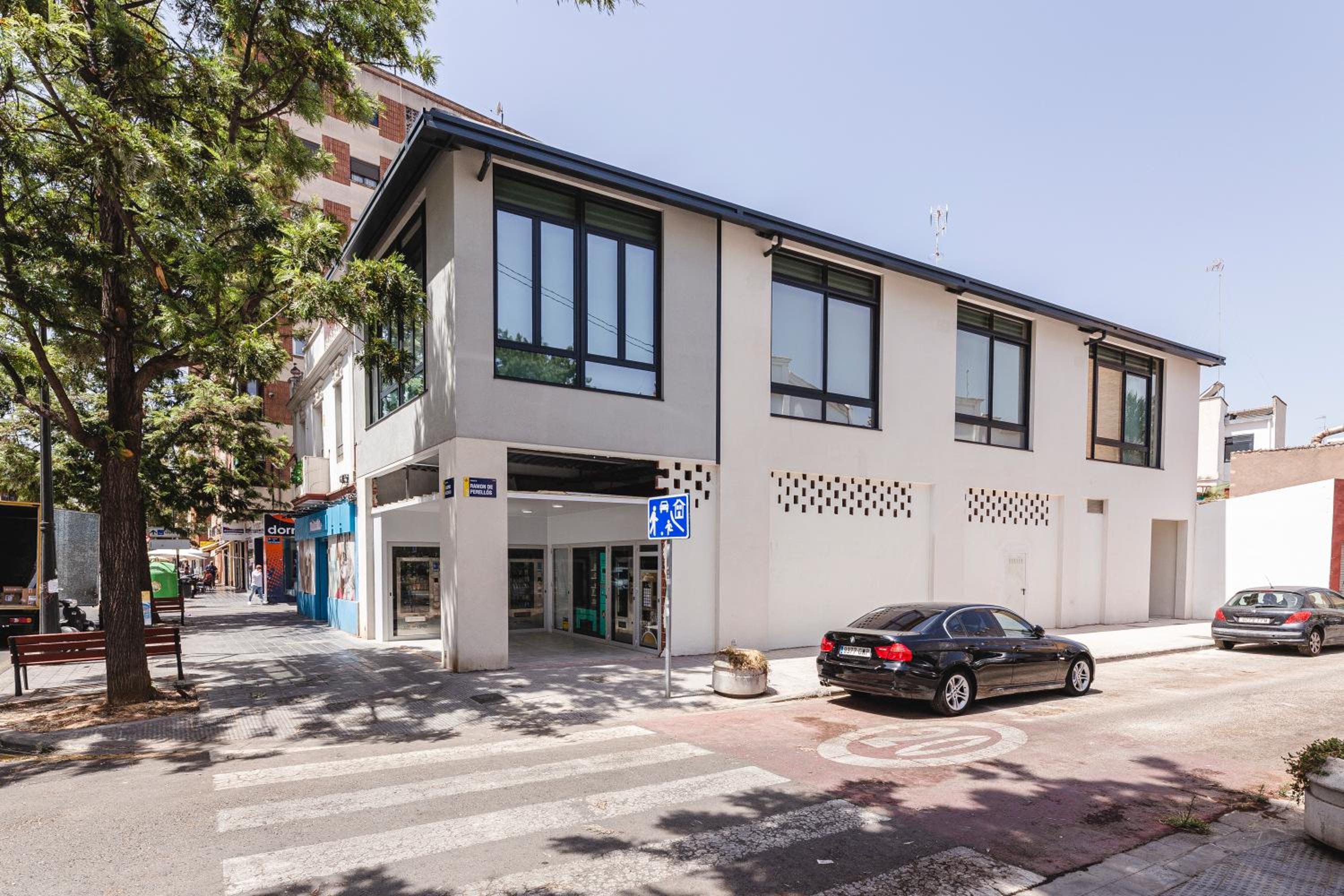 Valencia Apartments by Olala Homes