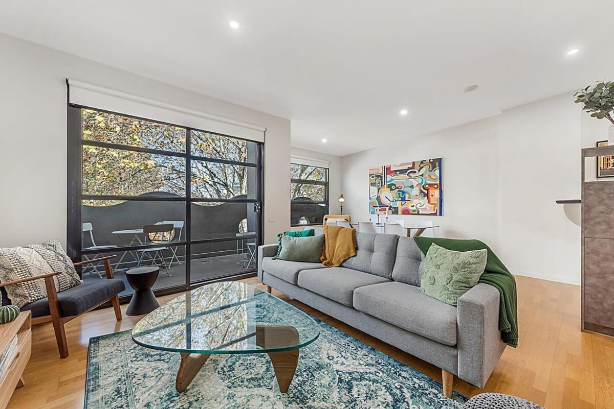 Beautiful 2-Storey Unit with Balcony near Smith St