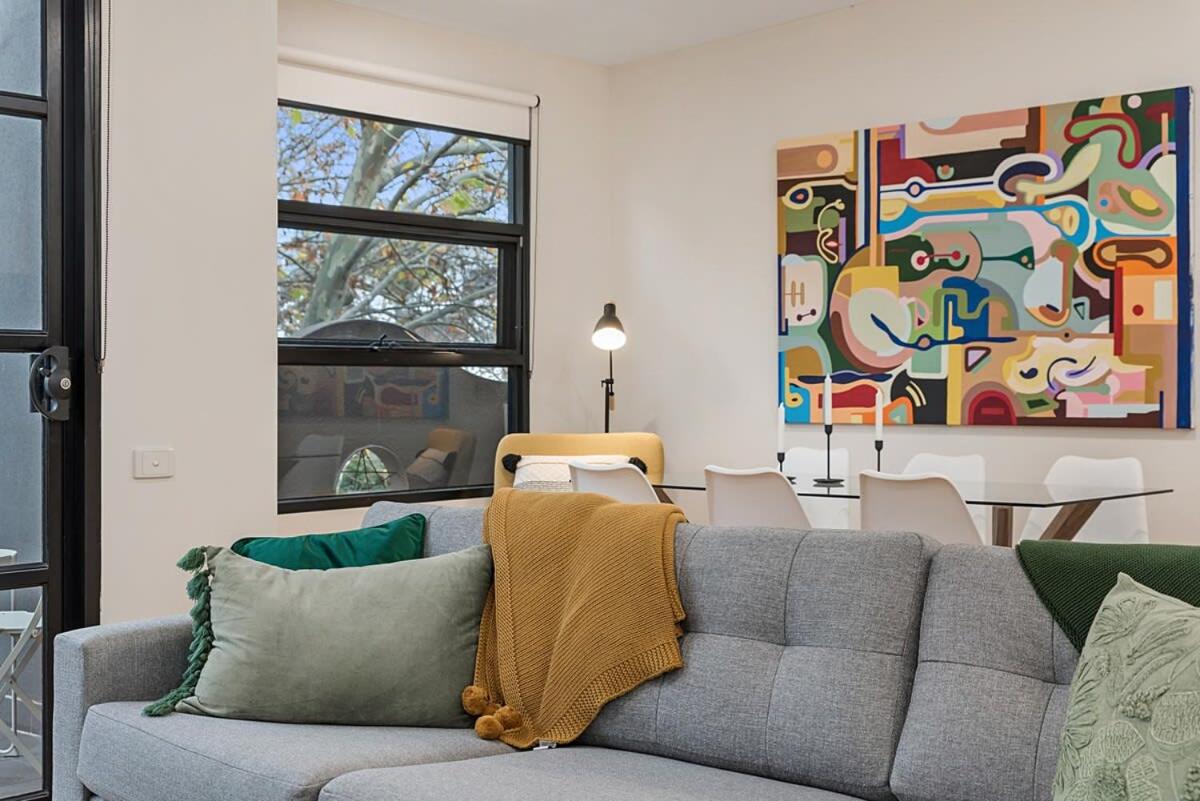 Beautiful 2-Storey Unit with Balcony near Smith St