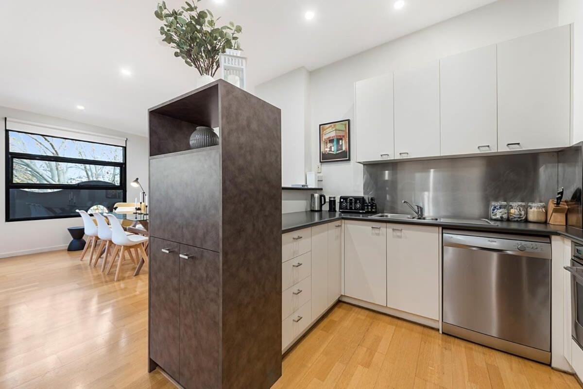Beautiful 2-Storey Unit with Balcony near Smith St