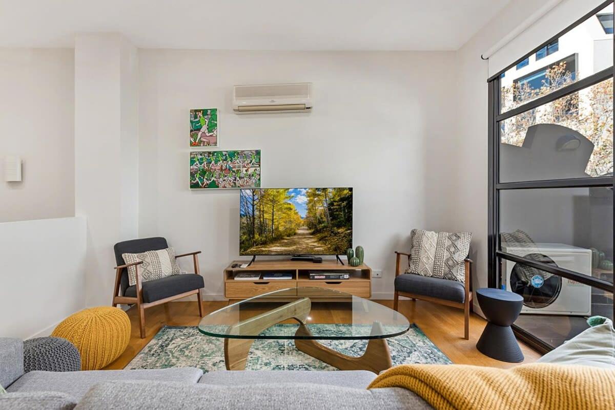 Beautiful 2-Storey Unit with Balcony near Smith St