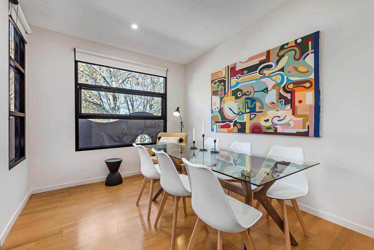 Beautiful 2-Storey Unit with Balcony near Smith St