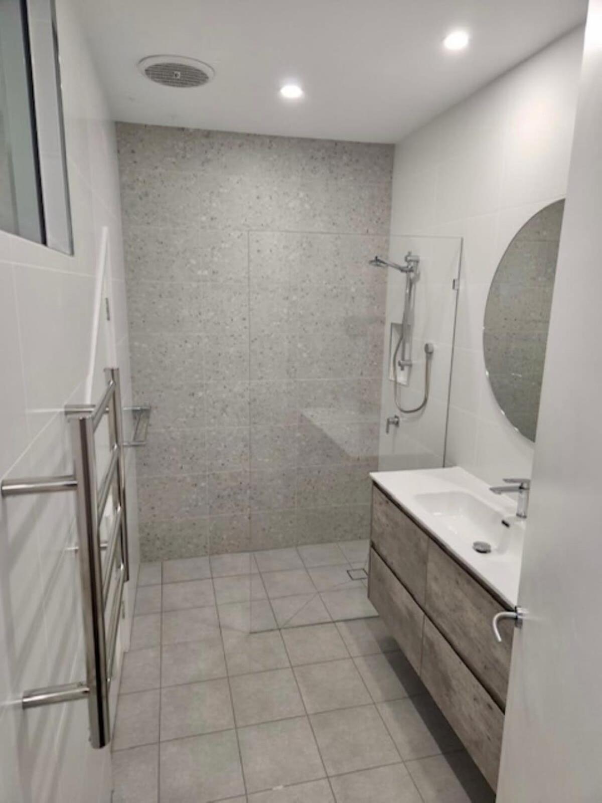 Beautiful 2-Storey Unit with Balcony near Smith St