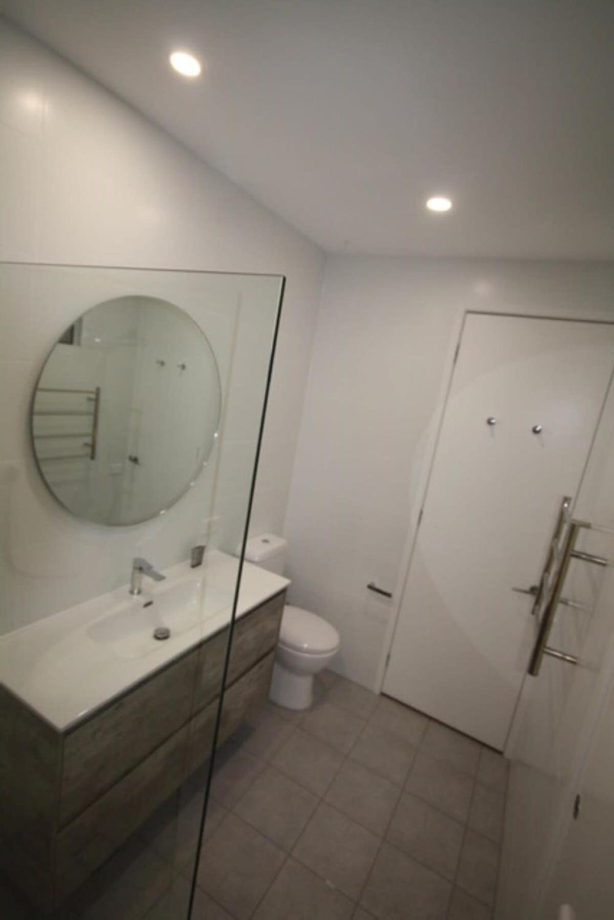 Beautiful 2-Storey Unit with Balcony near Smith St