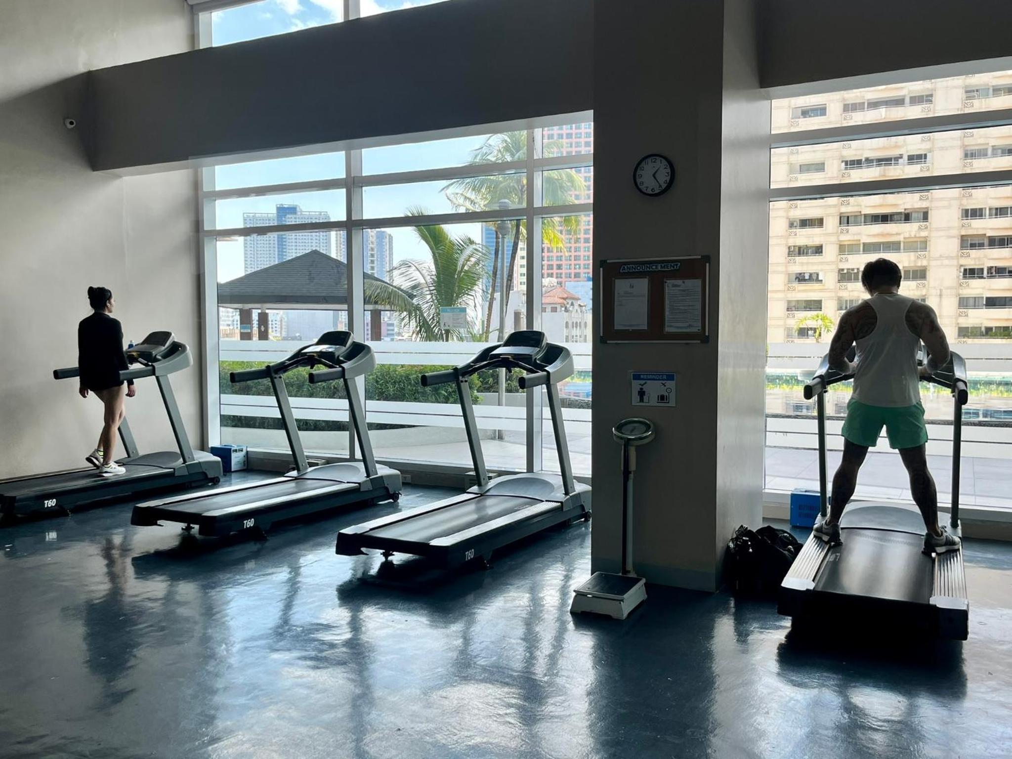 Modern 2BR in Central Makati! Netflix Wi-Fi Pool view 5