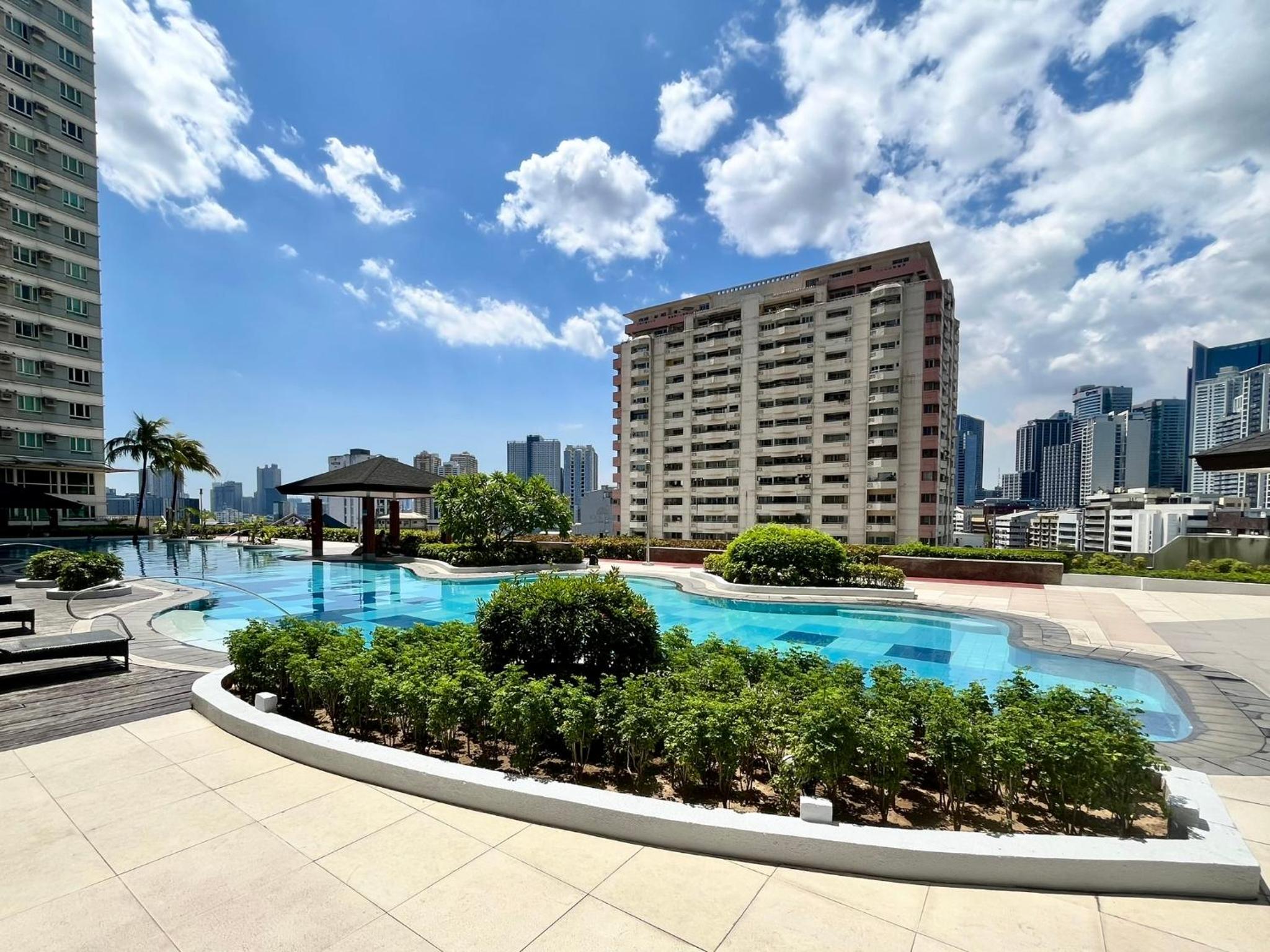 Modern 2BR in Central Makati! Netflix Wi-Fi Pool view 3